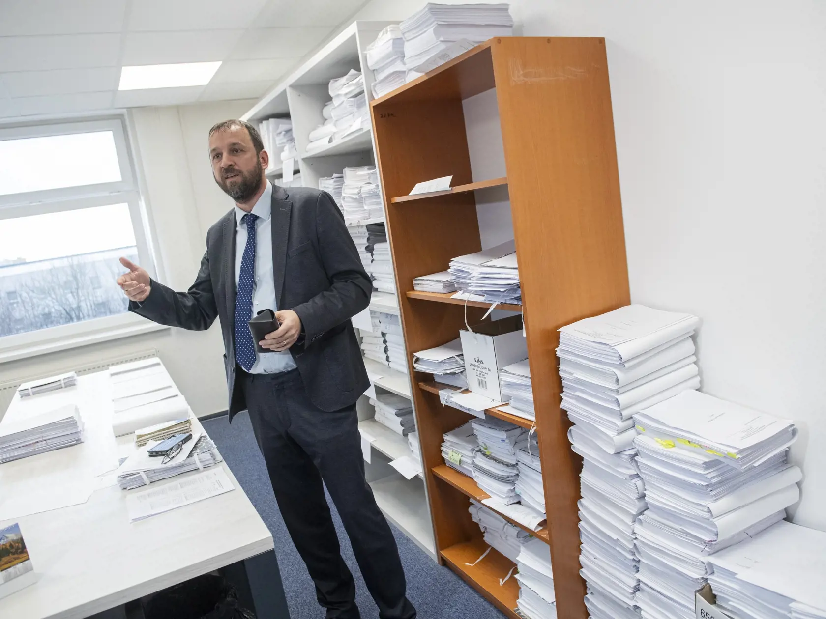 Na snímke prokurátor Úradu špeciálnej prokuratúry (ÚŠP) Alexander Feník ukazuje spisy ku kauze Gorila v Pezinku v utorok 20. februára 2024.