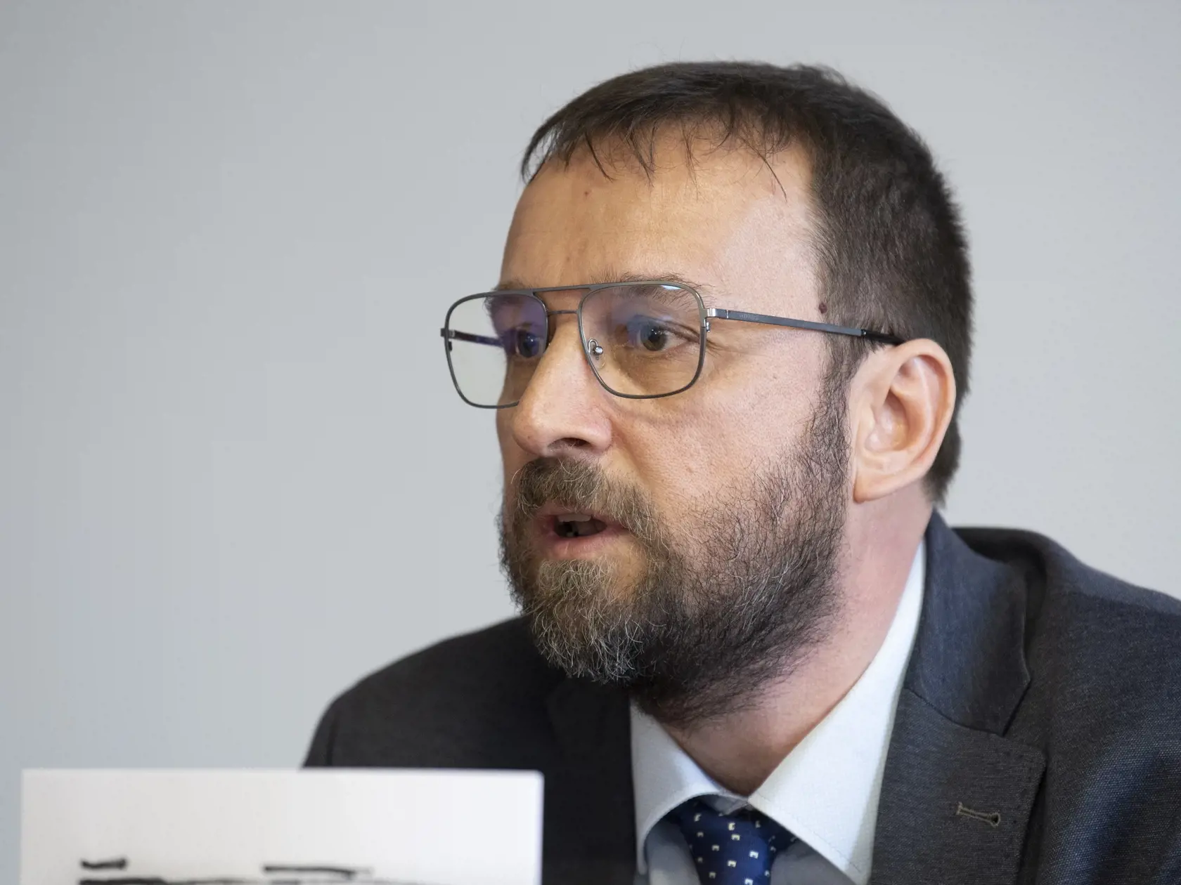 Na snímke prokurátor Úradu špeciálnej prokuratúry (ÚŠP) Alexander Feník počas bífingu ku kauze Gorila v Pezinku v utorok 20. februára 2024. Prokurátor ÚŠP zrušil uznesenie o vznesení obvinenia v kauze Gorila. Vec vrátil na nové konanie a rozhodnutie vyšetrovateľovi Národnej kriminálnej agentúry (NAKA). Vyšetrovateľka špecializovaného tímu Gorila v roku 2022 obvinila finančníka Jaroslava H. a ďalších štyroch ľudí zo založenia, zosnovania a podporovania zločineckej skupiny. Jaroslav H. bol obvinen