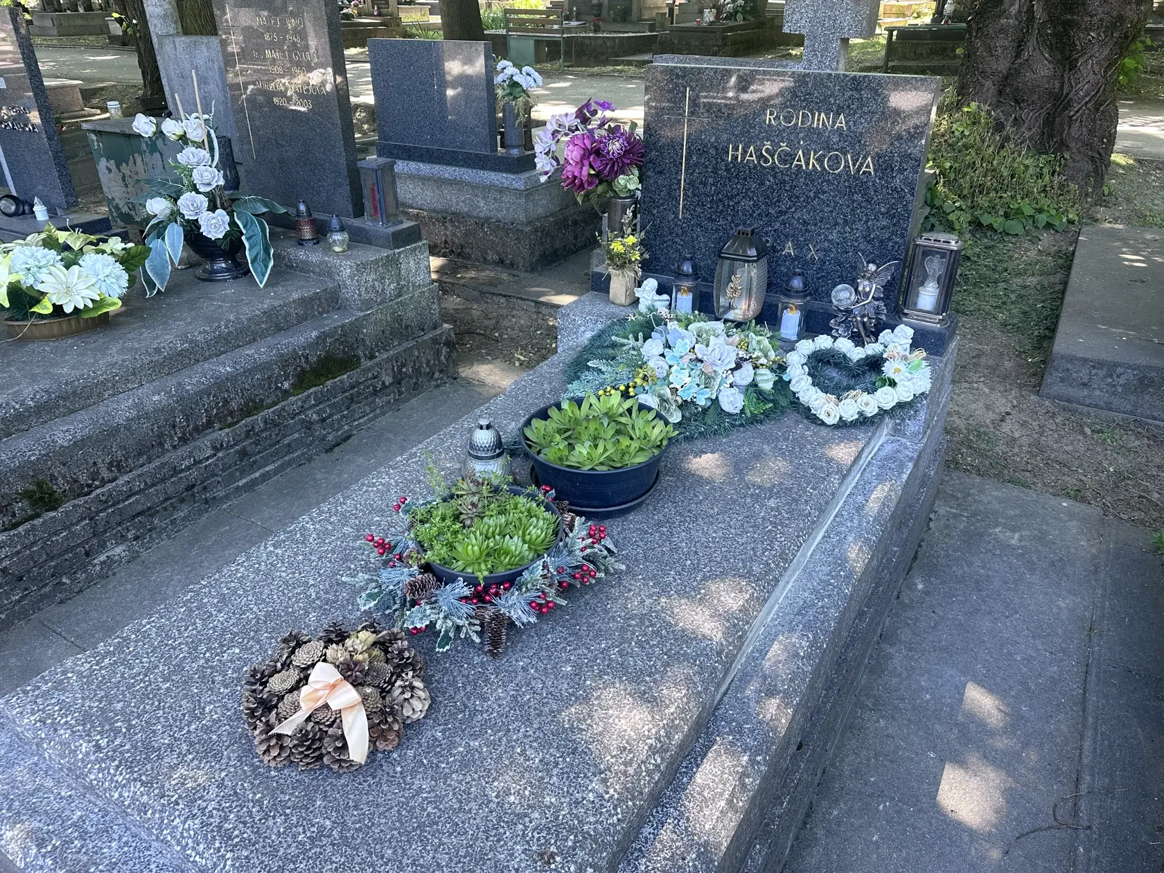 Barbara Haščáková (†43) zomrela vlani na jeseň, rodina o poslednej rozlúčke vopred neinformovala, jej náhly odchod sa verejnosť dozvedela až po nej. Rodina ani nepriblížila, kde speváčka bude odpočívať. V jej rodných Košiciach sa však na rodinnej hrobke udialo isté zmeny…