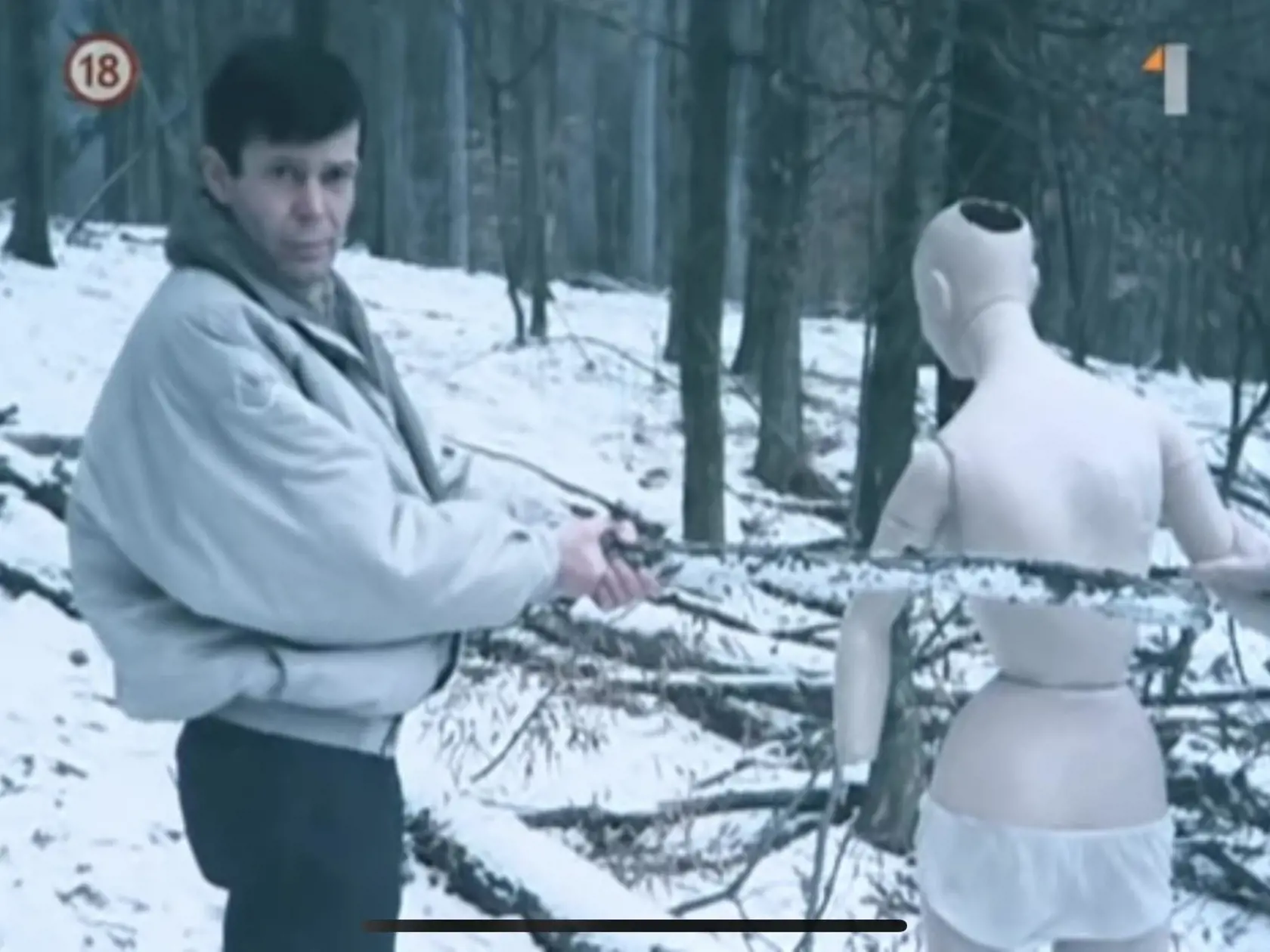 Sériový vrah Jozef Slovák počas rekonštrukcie poslednej vraždy.