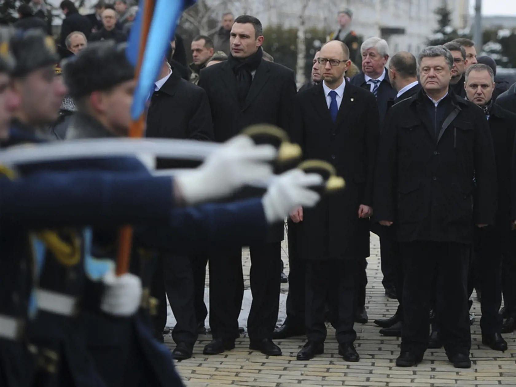 Spomienková akcia na Majdan 2014: Ukrajinský prezident Petro Porošenko (zľava), premiér Arsenij Jaceňuk, primátor Kyjeva Vitalij Kličko.