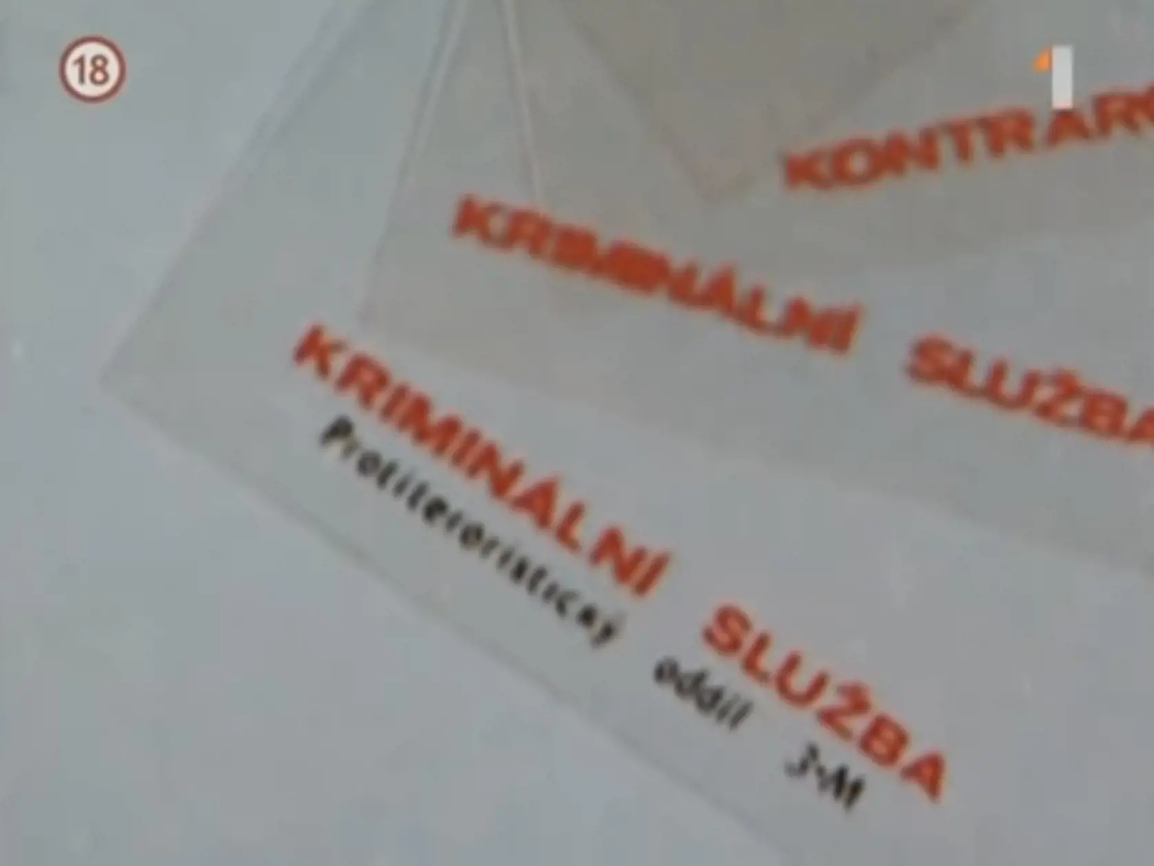 Na falošných preukazoch striedal fólie, aby sa mohol vydávať za viacero ľudí.