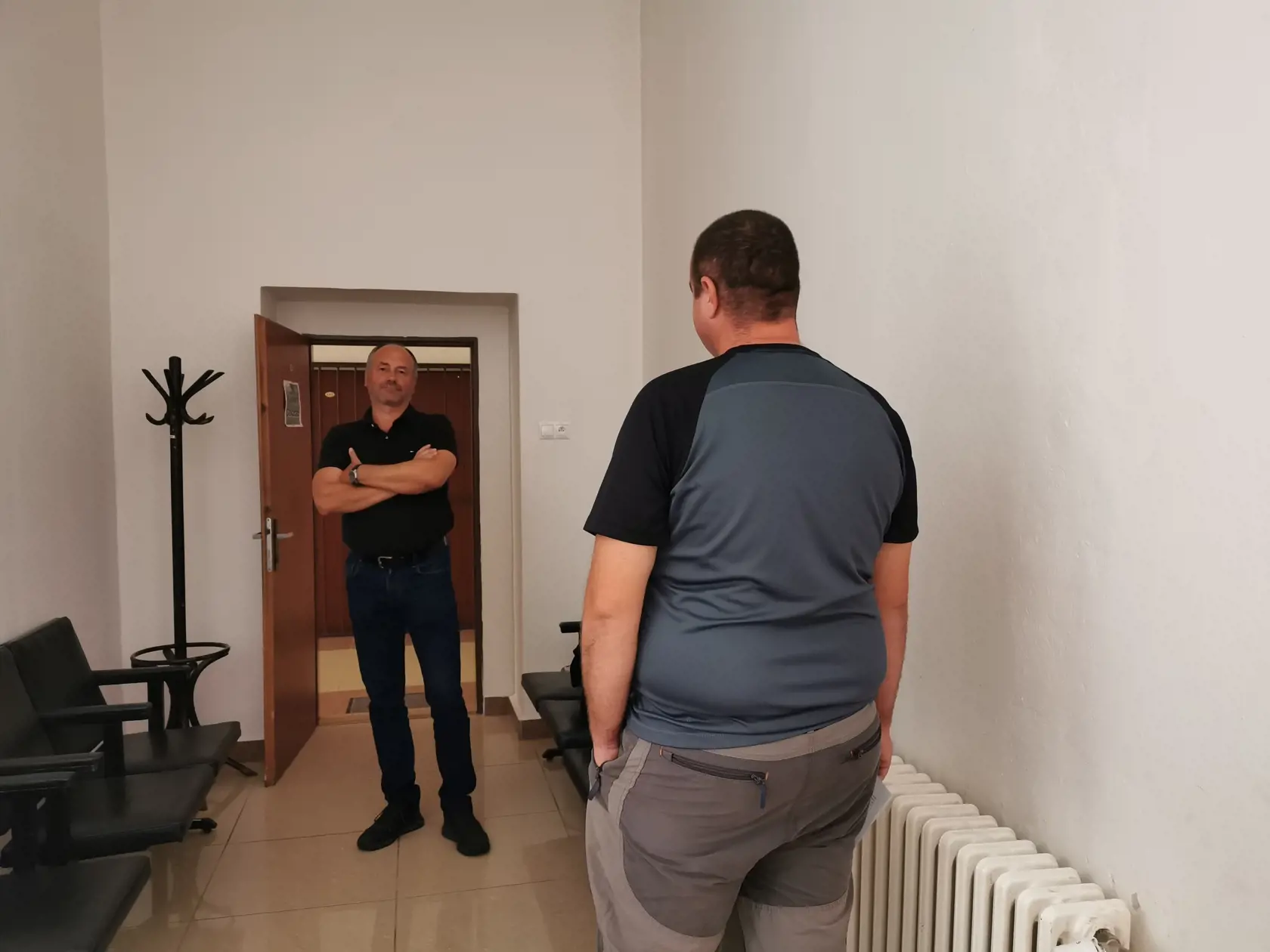 Obvinený Andrej (vpravo) si najprv vypisoval s 13-ročným dievčaťom, potom si s ním dohodol rande a na záver vytasil na chlapcov vo veku od 13 do 15 rokov pištoľ.