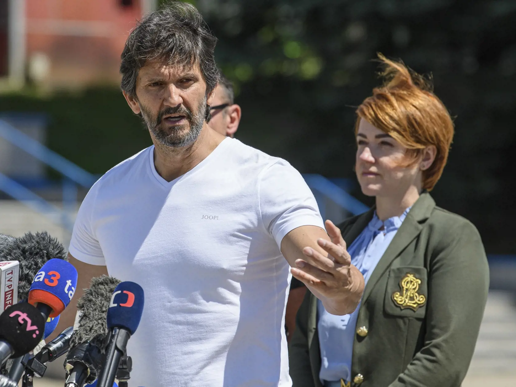 Na snímke minister obrany SR Robert Kaliňák (Smer-SD) počas brífingu pred Rooseveltovou nemocnicou v Banskej Bystrici 18. mája 2024 k zdravotnému stavu postreleného predsedu vlády v banskobystrickej nemocnici. FOTO TASR - Ján Krošlák