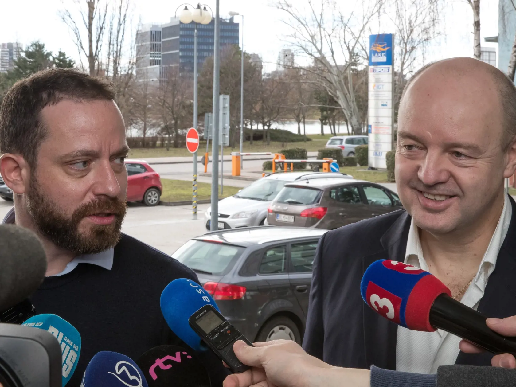 Súdne pojednávanie s bývalým politikom a šéfom TV Markíza Pavlom Ruskom o návrhu na rozšírenie dôvodov väzby v kauze údajnej objednávky vraždy Sylvie Volzovej. Na snímke vpravo je Pavol Rusko so svojim obhájcom Markom Parom.