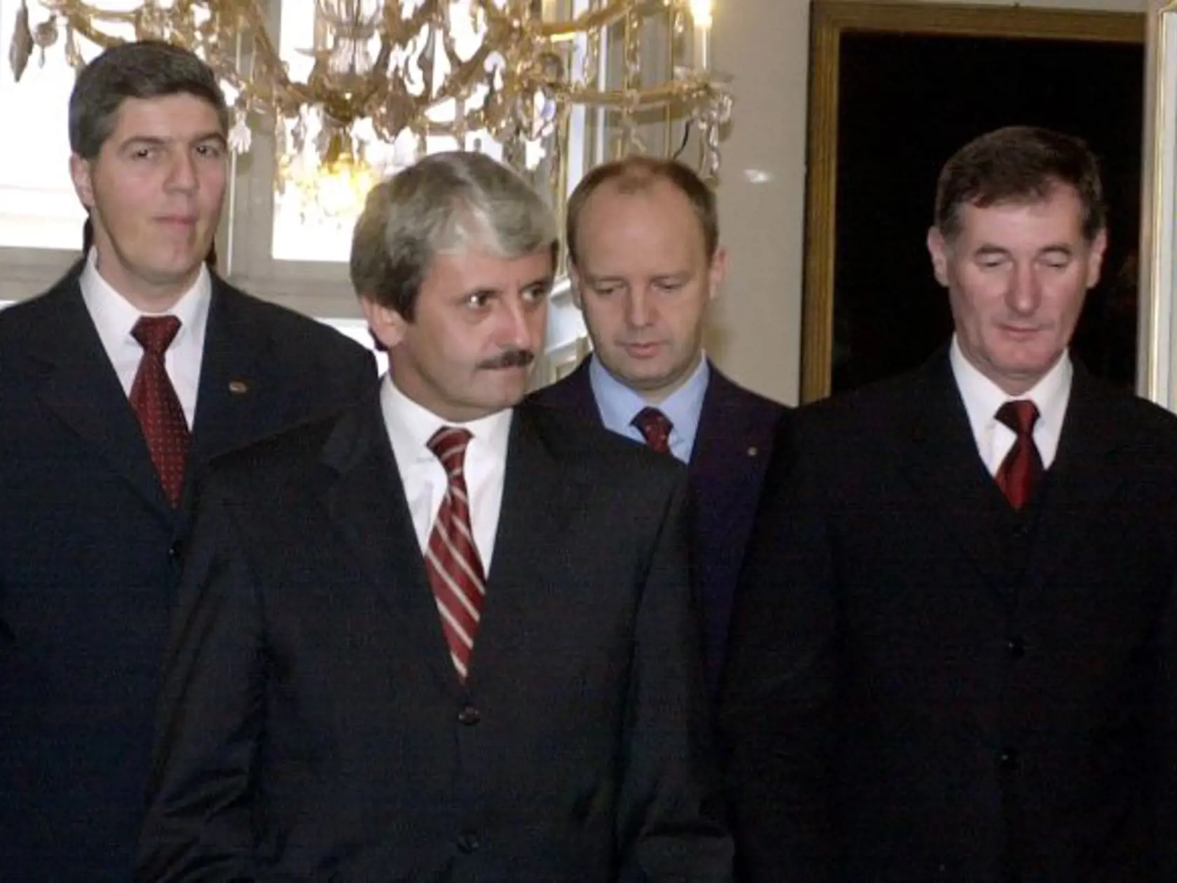 Bývalý predseda Slovenskej demokratickej a kresťanskej únie (SDKÚ) Mikuláš Dzurinda (druhý z¾ava), bývalý predseda Strany maďarskej koalície (SMK) Béla Bugár (vpravo), bývalý predseda Kresťanskodemokratického hnutia (KDH) Pavol Hrušovský (vpravo) a expredseda Aliancie nového obèana (ANO) Pavol Rusko (druhý sprava) podpísali 8. októbra 2002 v bratislavskom Primaciálnom paláci koaličnú zmluvu. Foto: Ivan Majerský - TASR, 8. októbra 2002 Bratislava