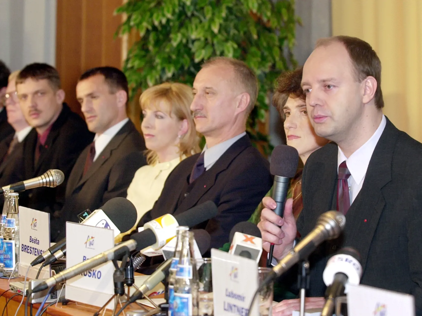 2001: Úvodná tlačová beseda prípravného výboru novej politickej strany Aliancia nového občana (ANO), ktorú založil Pavol Rusko. Sprava Pavol Rusko, Beáta Brestenská, Jozef Banáš, Eva Černá a Dušan Tittel.