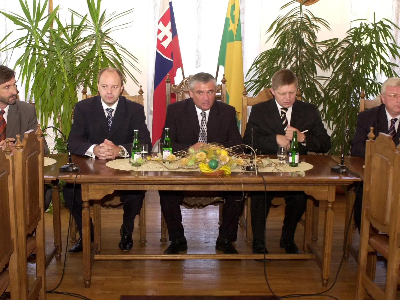 2005: Predsedovia politických strán SNS Ján Slota (v strede), Smer Róbert Fico (druhý sprava), ANO Pavol Rusko (druhý zľava) a HZD Ján Benčat (prvý sprava) pri podpise koaličnej zmluvy o podpore spoločného kandidáta Juraja Blanára (prvý zľava) na post predsedu žilinského samosprávneho kraja.