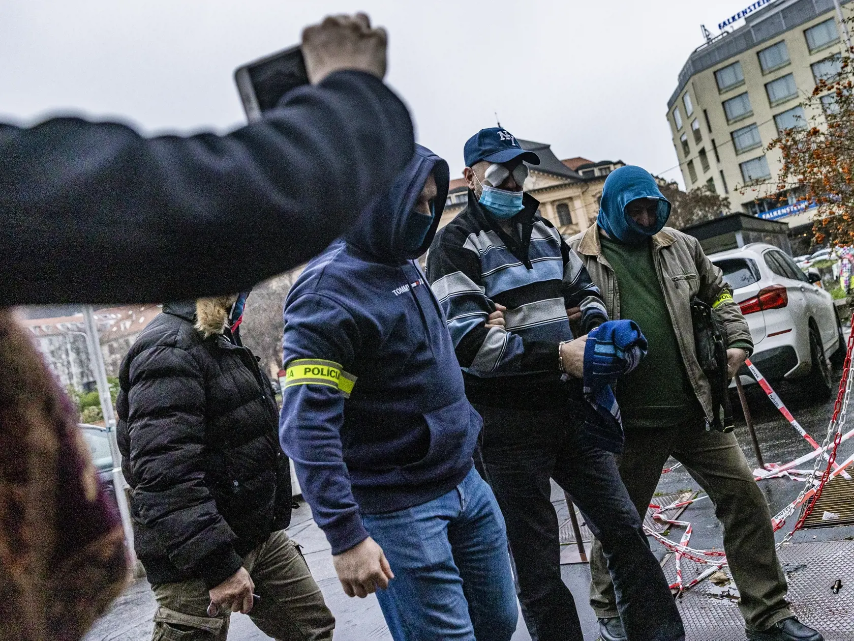 Na snímke príslušníci PZ SR predvádzajú zadržaného exministra Pavla Ruska do budovy Najvyššieho súdu Slovenskej republiky, ktorého senát bude rozhodovať o jeho väzbe.