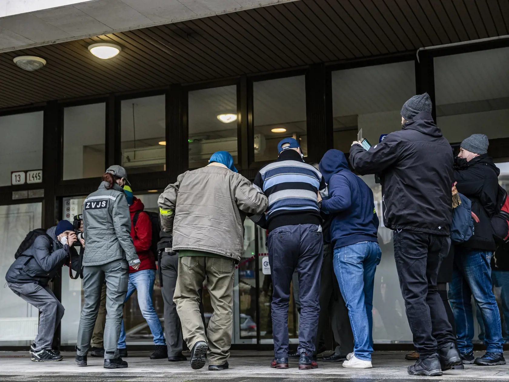 Na snímke príslušníci PZ SR predvádzajú zadržaného exministra Pavla Ruska do budovy Najvyššieho súdu Slovenskej republiky, ktorého senát bude rozhodovať o jeho väzbe.