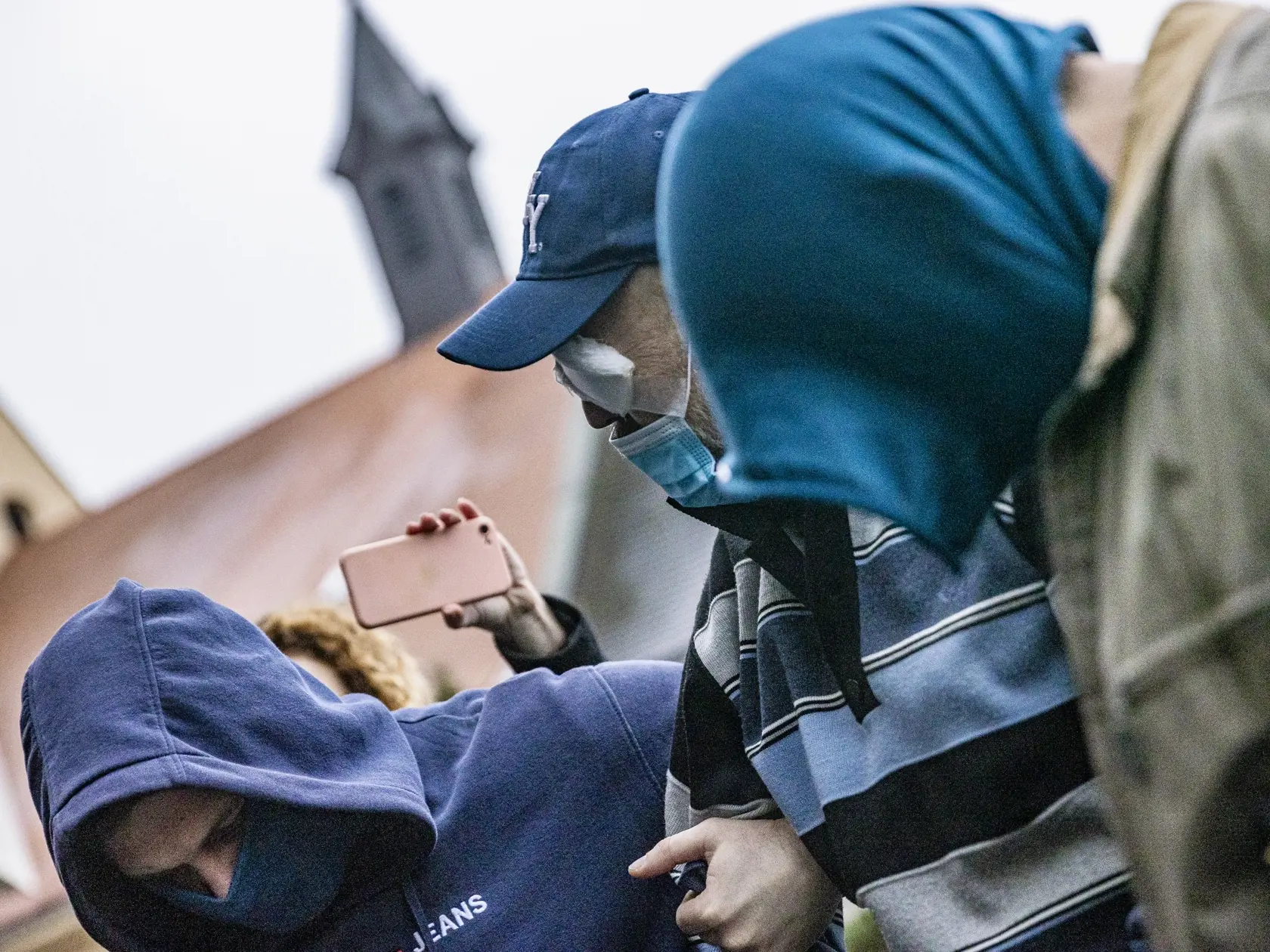 Na snímke príslušníci PZ SR predvádzajú zadržaného exministra Pavla Ruska do budovy Najvyššieho súdu Slovenskej republiky, ktorého senát bude rozhodovať o jeho väzbe.