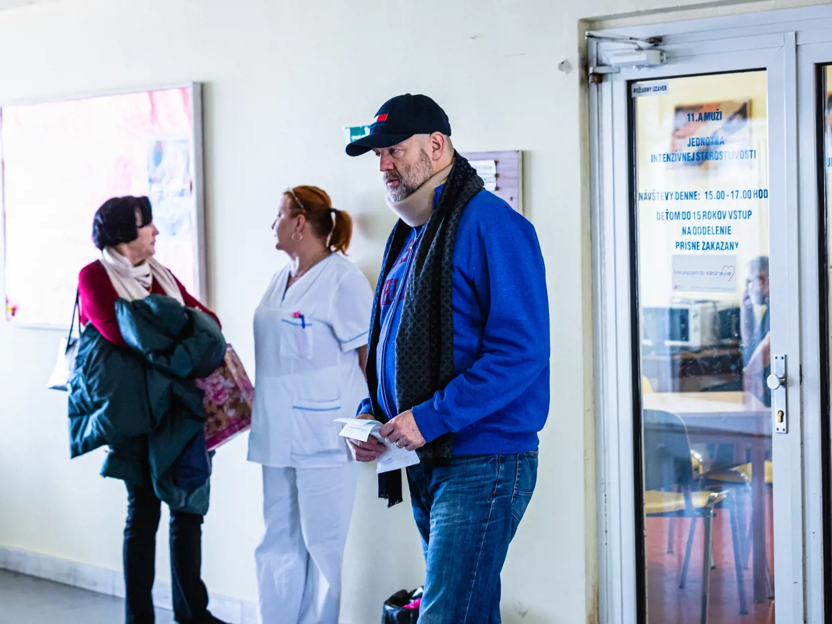 Na snímke Pavol Rusko v sprievode manželky  nastupuje na hospitalizáciu na neurologickom oddelení v ružinovskej nemocnici.