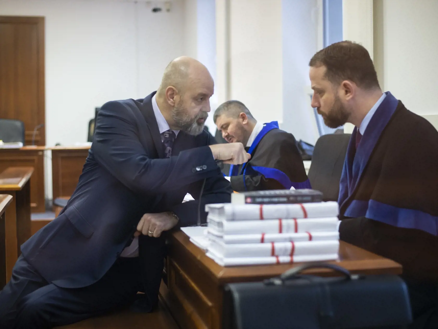 Obžalovaný podnikateľ Pavol Rusko, advokáti Marek Para (vpravo) a v pozadí Michal Mandzák pred pojednávaním v kauze falšovania televíznych zmeniek na Špecializovanom trestnom súde v Pezinku 10. februára 2020.