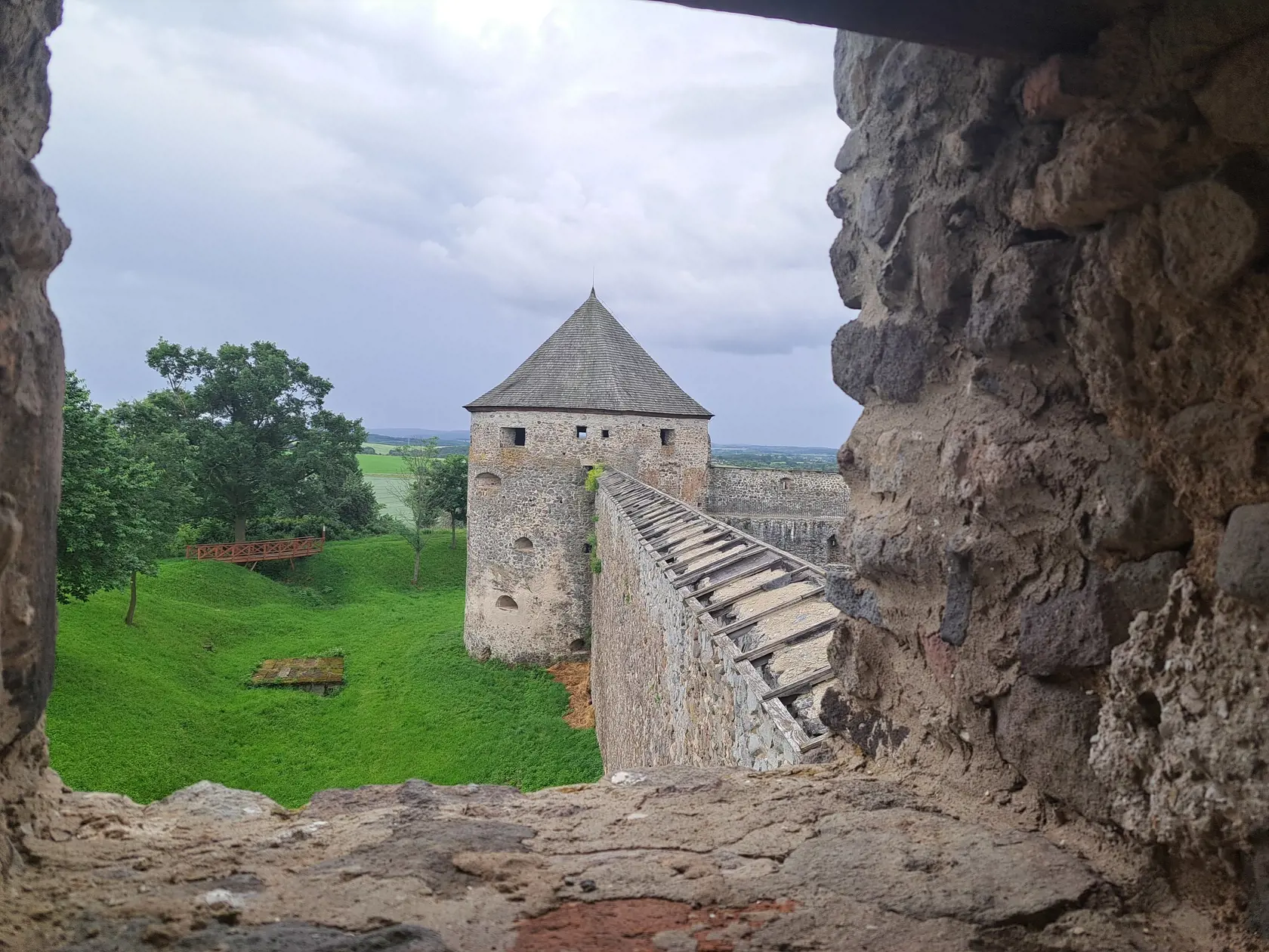 V každej zo štyroch bášt sú veľké delové otvory.
