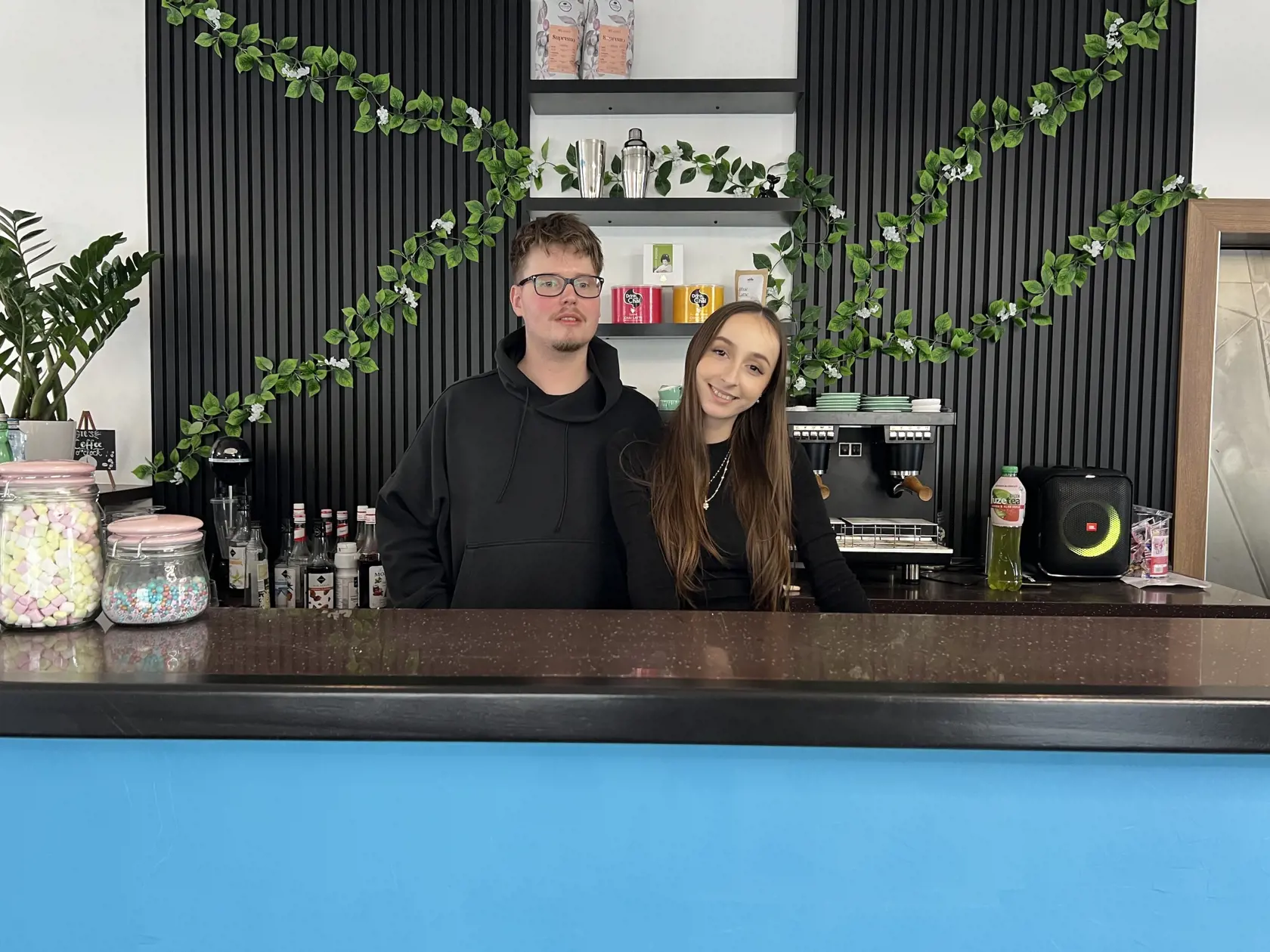 Za banskobystrickou prevádzkou stojí Vanessa, sympatická 21-ročná absolventka hotelovej akadémie. Kaviareň vedie spoločne so svojím priateľom Filipom, ktorý sa stará nielen o obsluhu, ale aj o dobrú náladu zákazníkov.
