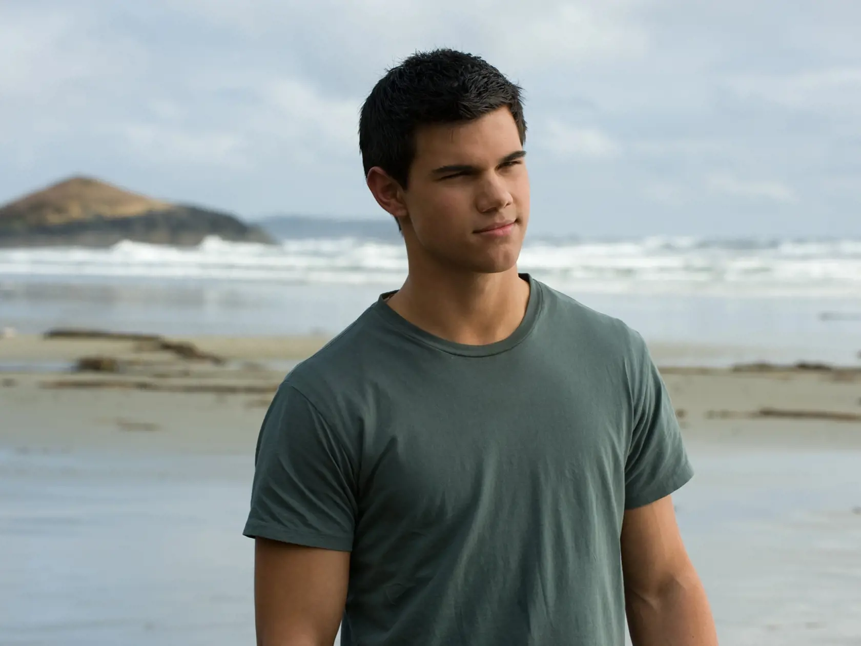 Séria Twilight pritiahla k obrazovkám milióny fanúšičiek. Dôvodom však nebol len nebezpečný upír Robert Pattinson, ale aj vlkolak Taylor Lautner, ktorý sa rovnako usiloval o srdce krásnej Belly (Kristen Stewart).