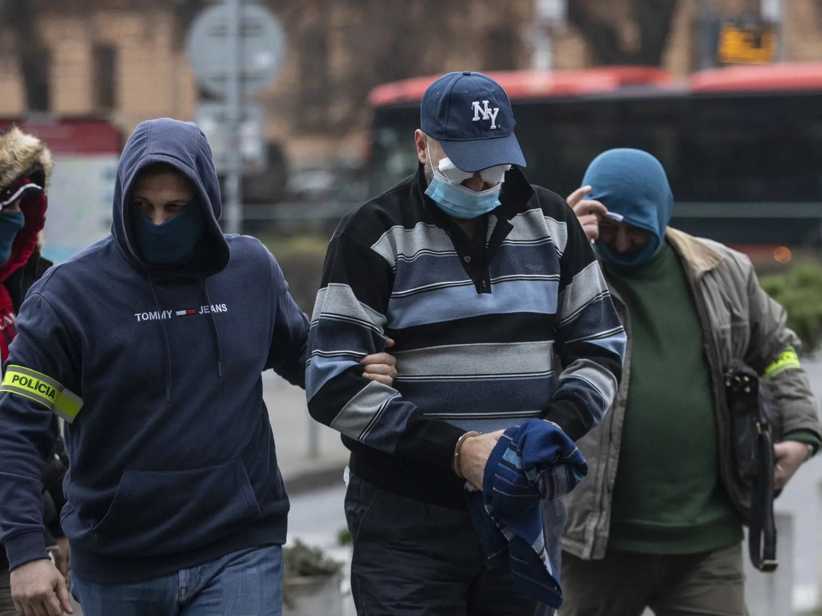 Na snímke Pavol Rusko je eskortovaný na Najvyšší súd v Bratislave, 16. decembra 2020 v Bratislave. Obžalovaného bývalého riaditeľa televízie Markíza Pavla R. zadržala v utorok (15.12.) v poobedňajších hodinách polícia. Stalo sa tak po odročení verejného zasadnutia na Najvyššom súde (NS) SR v kauze televíznych zmeniek z dôvodu jeho práceneschopnosti. TASR o tom informoval obhajca Marek Para, upozornil na to portál tvnoviny. FOTO TASR - Pavol Zachar