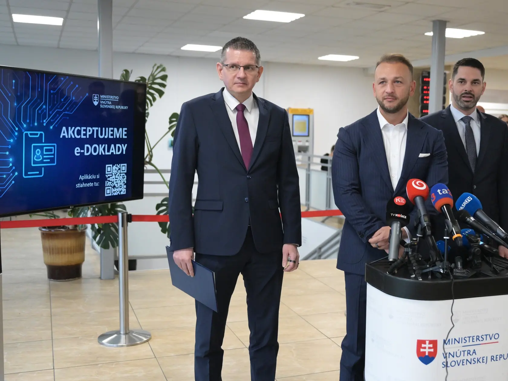 Na snímke uprostred minister vnútra SR Matúš Šutaj Eštok (Hlas-SD) počas tlačovej konferencie k  spusteniu do prevádzky mobilných aplikácií eDoklady a eIdentita v Košiciach 15. apríla 2025. FOTO TASR – František Iván