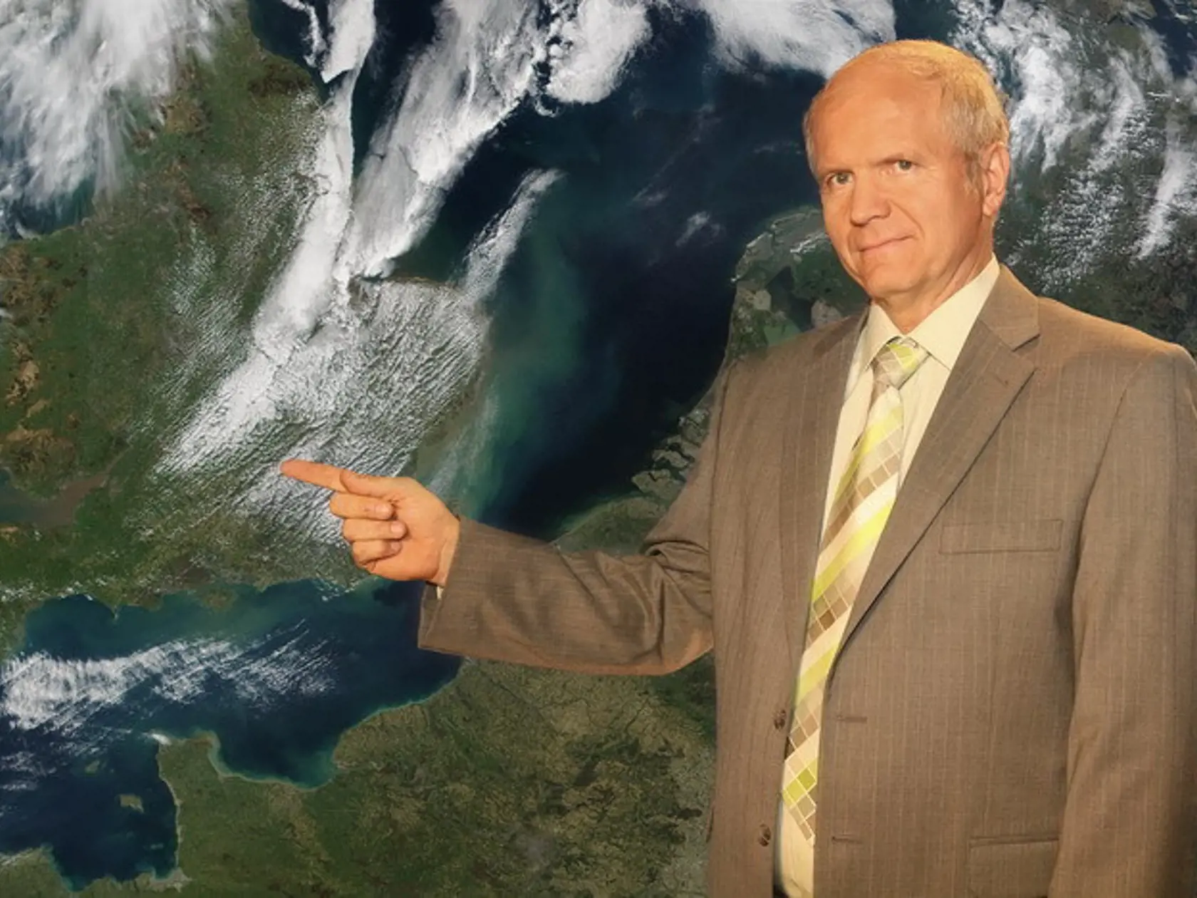 Meteorológ Peter Jurčovič moderuje svoju reláciu Najlepšie počasie na Jojke. Aj on upozorňuje na zrážky.