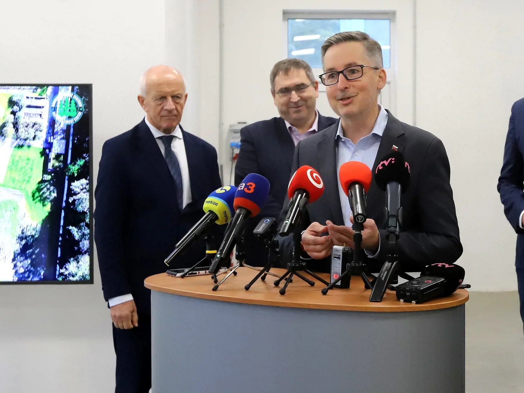 20. októbra 2023: Zľava minister pôdohospodárstva SR Jozef Bíreš, minister školstva SR Daniel Bútora a minister hospodárstva SR Peter Dovhun v priestoroch NLC Zvolen Stráže pri Zvolene.