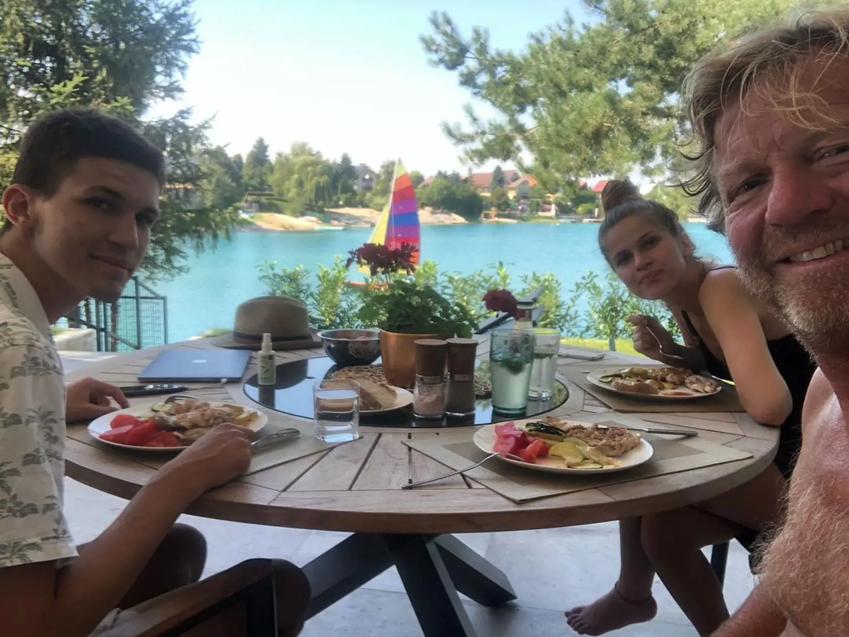 Obed doma v Rovinke pri jazere Košariská si Maroš vychutnáva so svojimi deťmi.