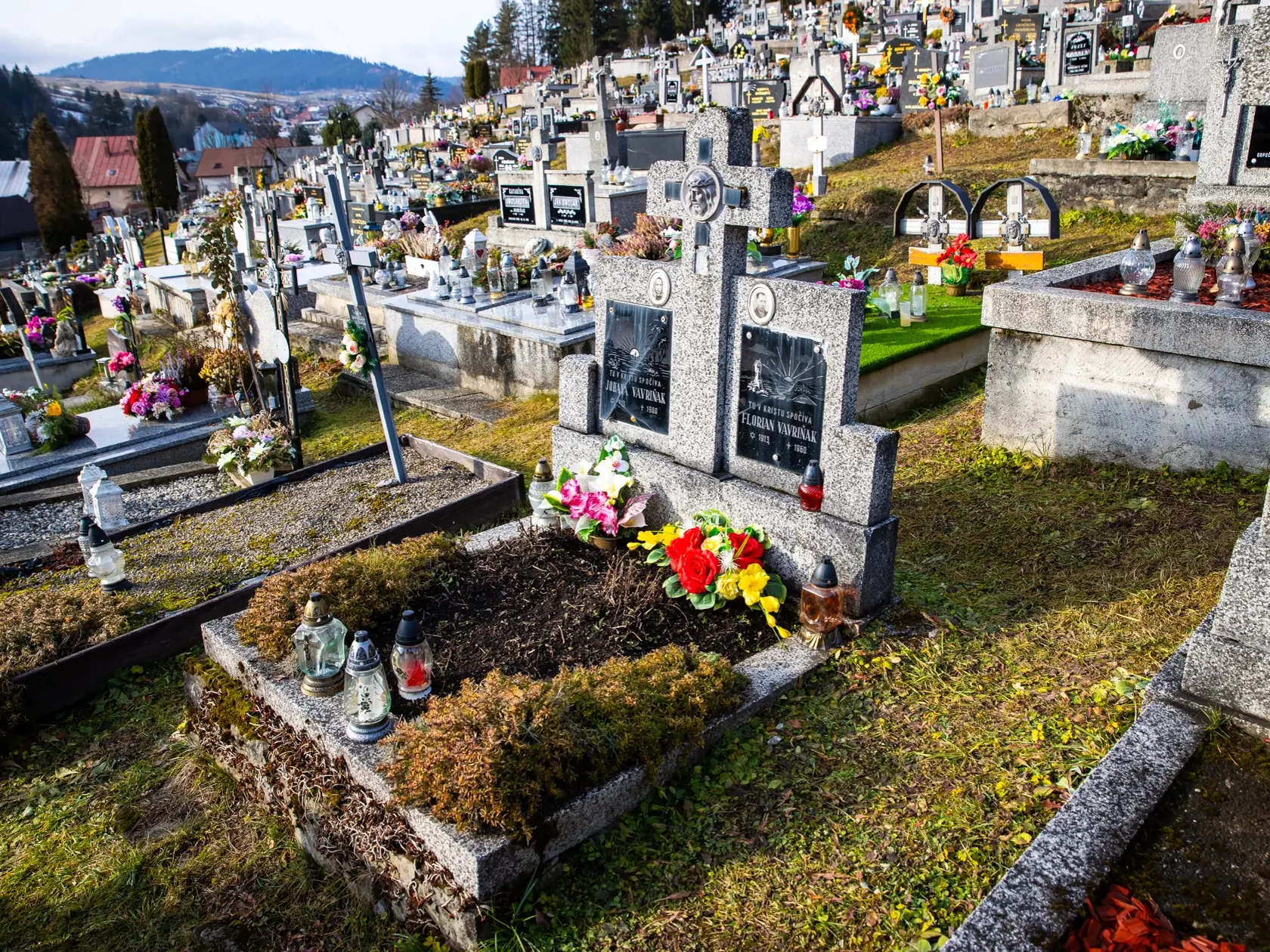 Vidno, že najbližší na túto obrovskú tragédiu nezabudli a na toho, kto prišiel o život rukou bezcitného a popraveného vraha, si stále pripomínajú. Nezabúdajú.