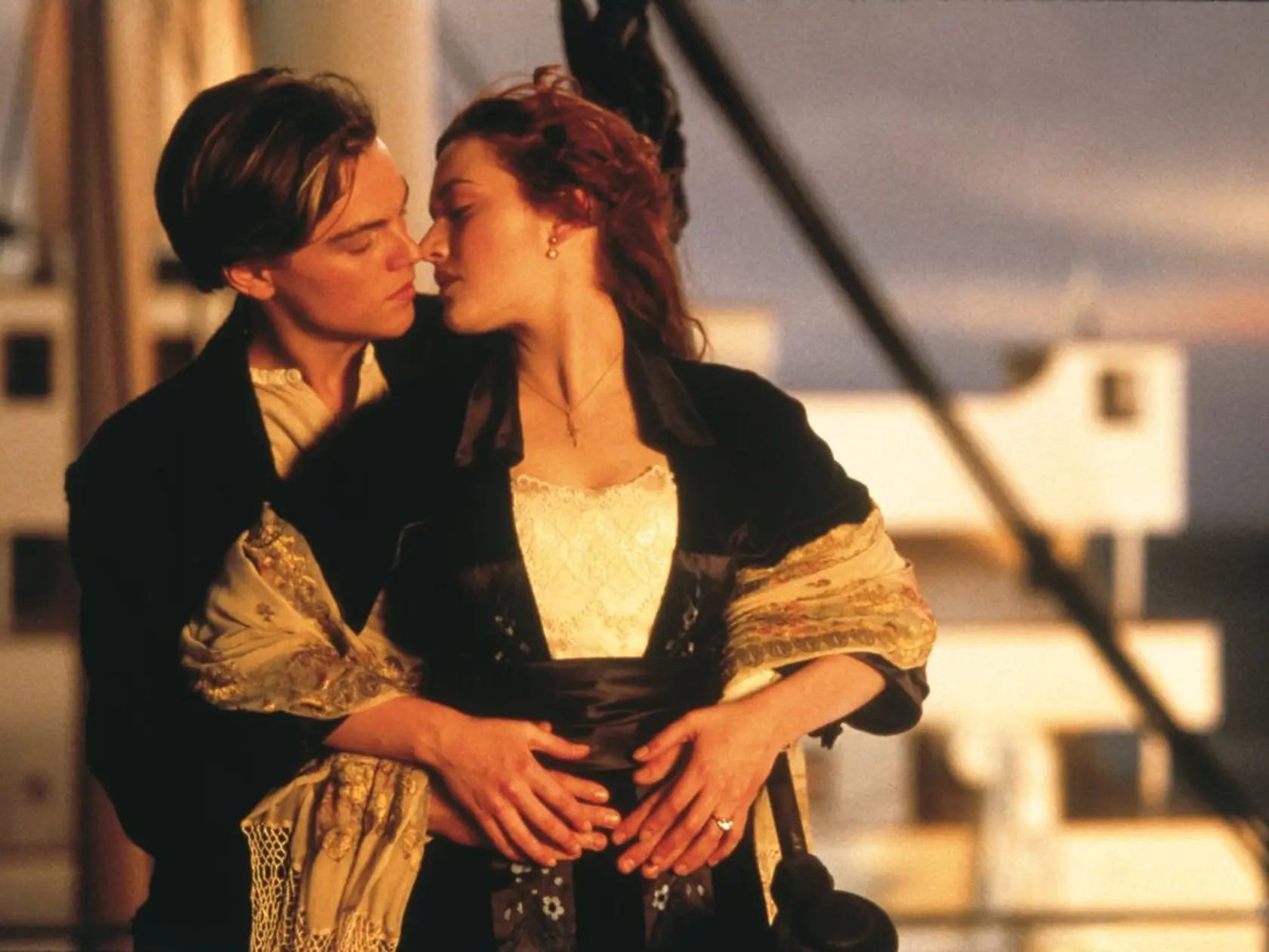 Jedna z najromantickejších scén kultového Titanicu... Rose a Jack v láskyplnom objatí. 