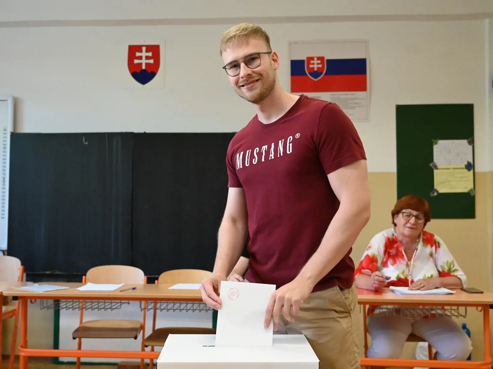 Na snímke volič vhadzuje obálku s hlasovacím lístkom do volebnej schránky vo voľbách do Európskeho parlamentu na Základnej škole s materskou školou Spartakovská v Trnave v sobotu 8. júna 2024.