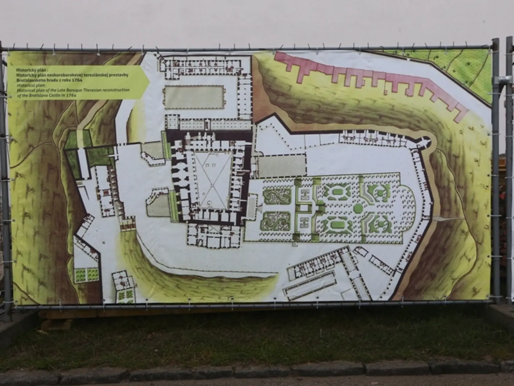 NOVé garáže: Architekti chcú, aby sa stavba pozastavila.
