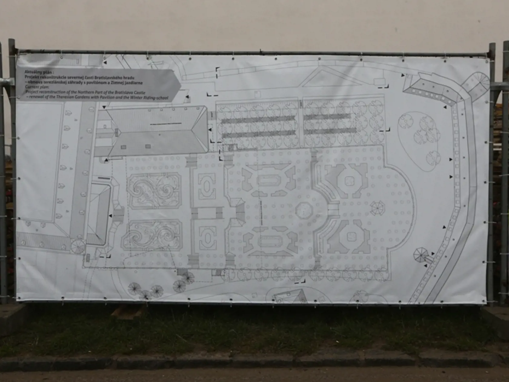 NOVé garáže: Architekti chcú, aby sa stavba pozastavila.