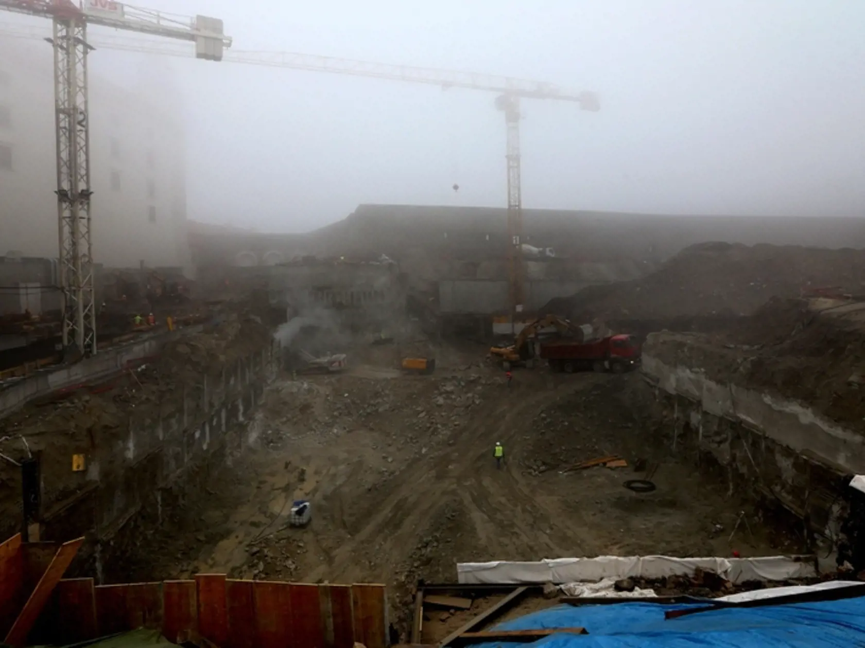 NOVé garáže: Architekti chcú, aby sa stavba pozastavila.