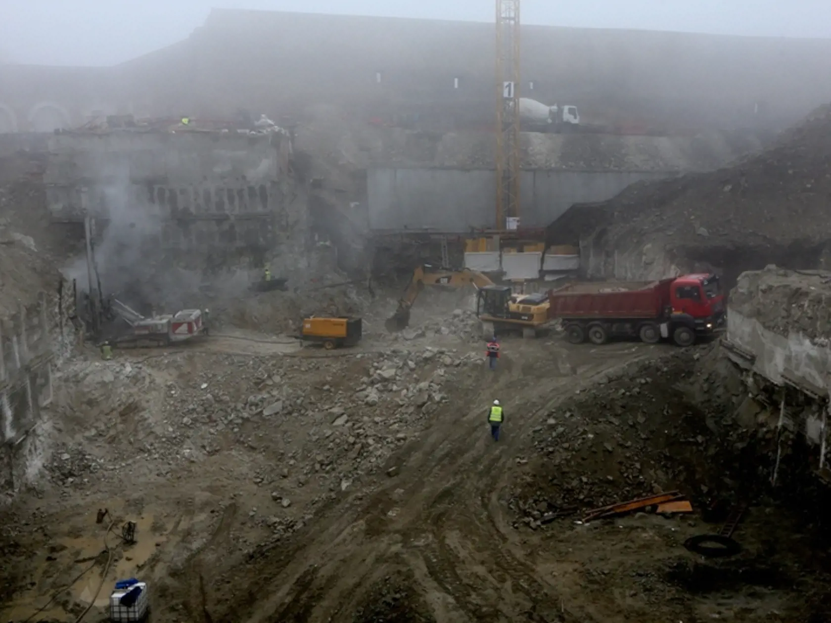 NOVé garáže: Architekti chcú, aby sa stavba pozastavila.