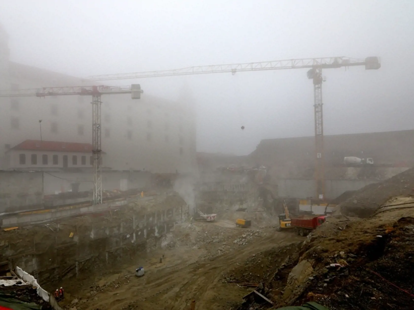 NOVé garáže: Architekti chcú, aby sa stavba pozastavila.