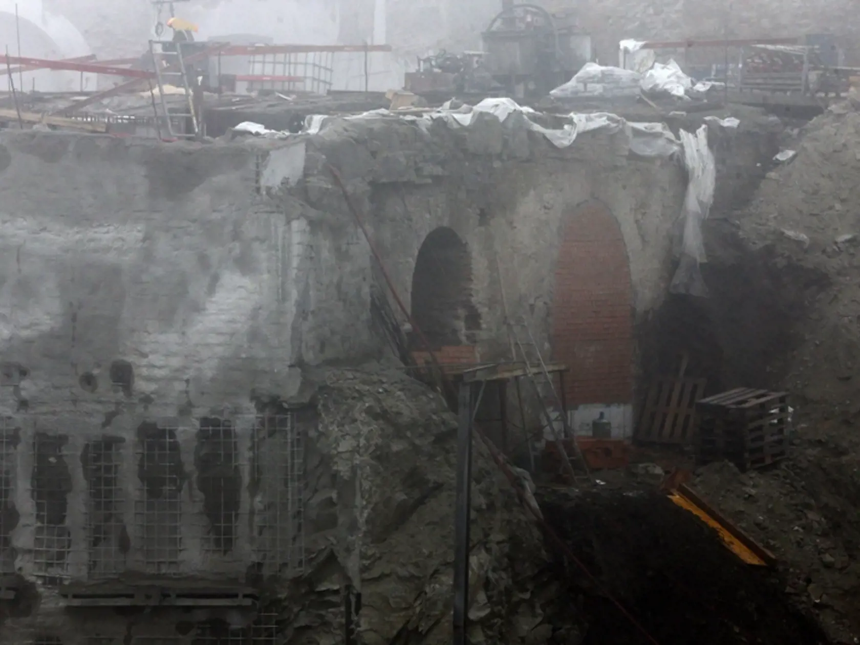 NOVé garáže: Architekti chcú, aby sa stavba pozastavila.