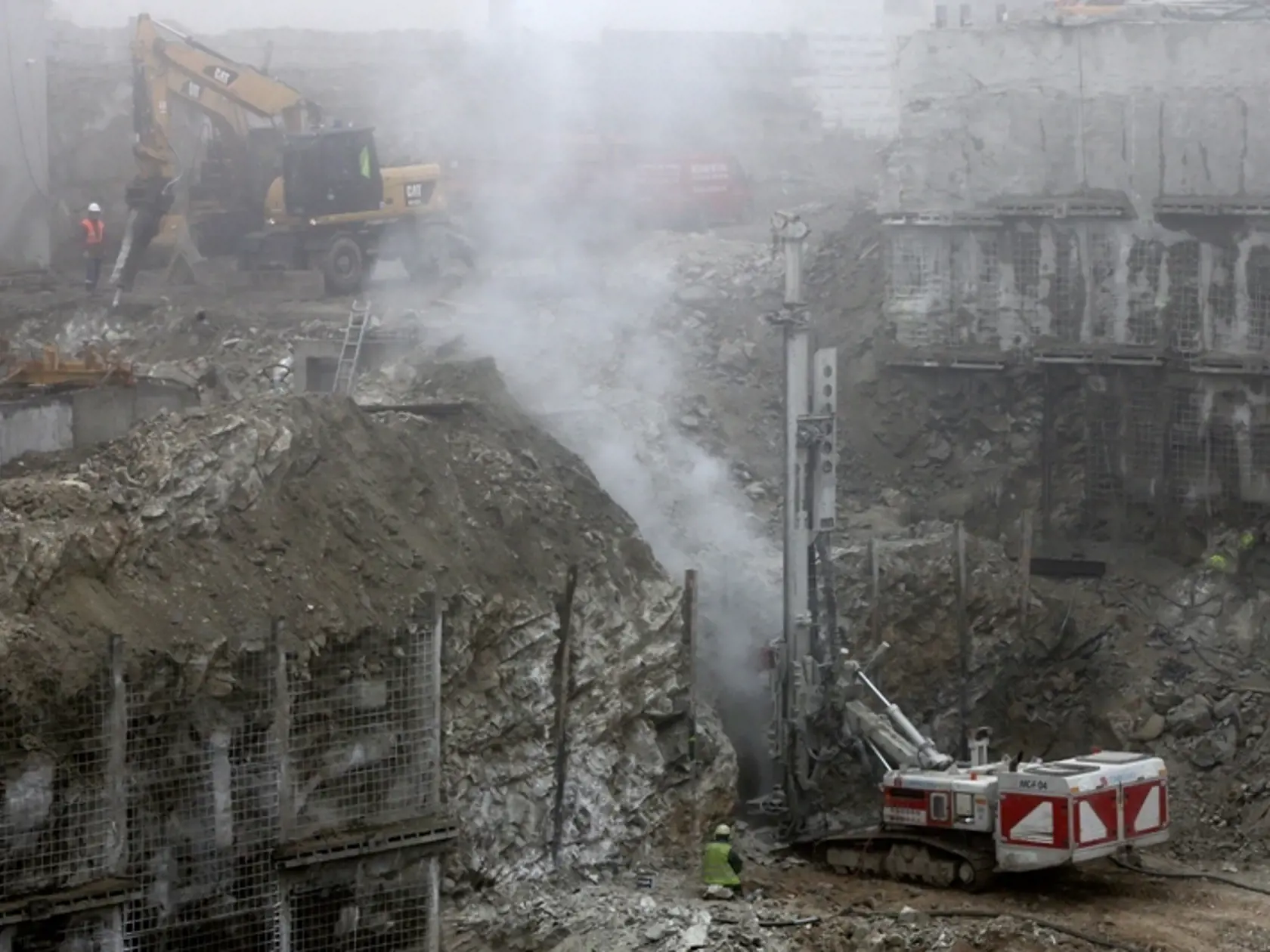 NOVé garáže: Architekti chcú, aby sa stavba pozastavila.