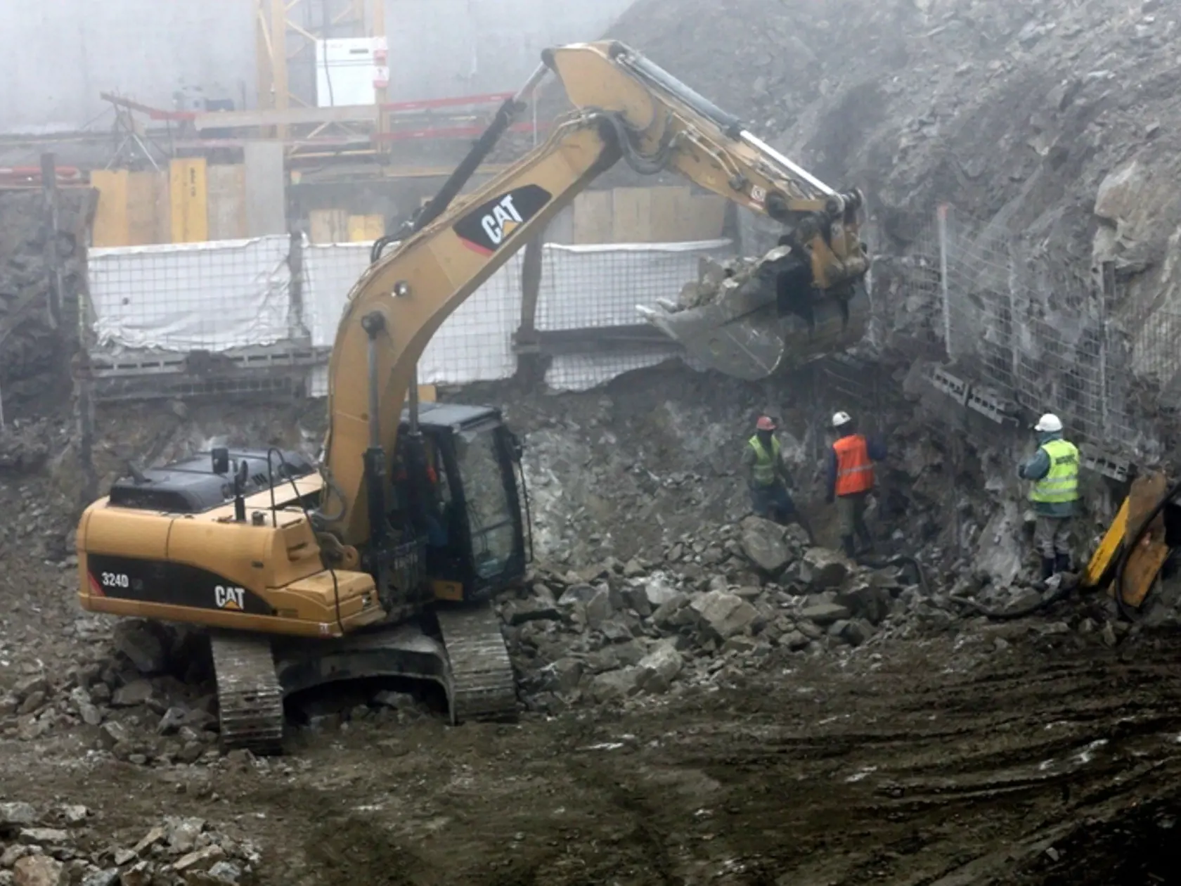 NOVé garáže: Architekti chcú, aby sa stavba pozastavila.