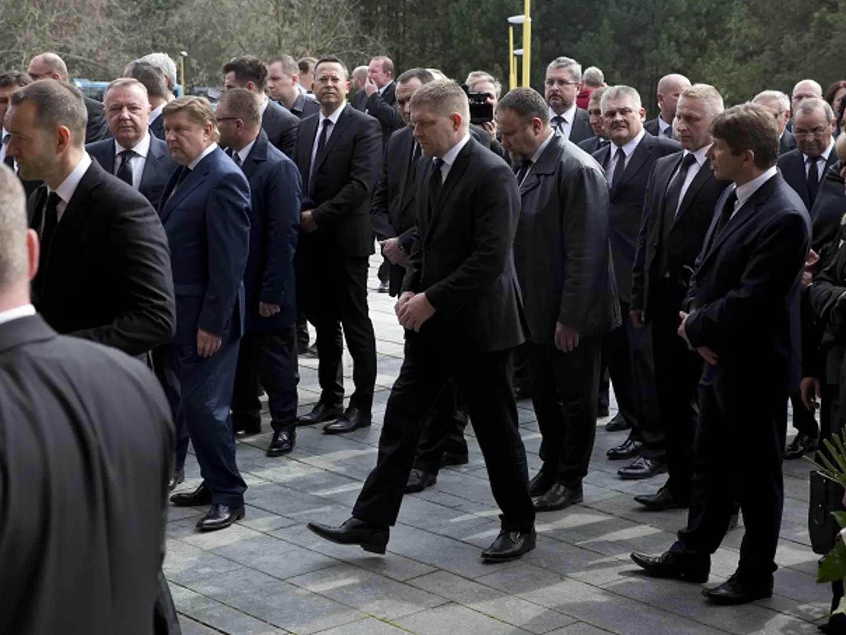 Na fotke obrad v krematóriu