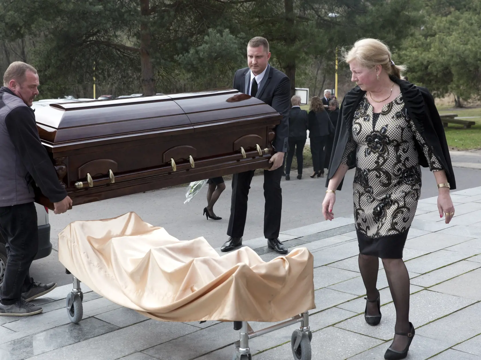 Pohreb P. Pašku: Prevezenie rakvy do siene krematória.
