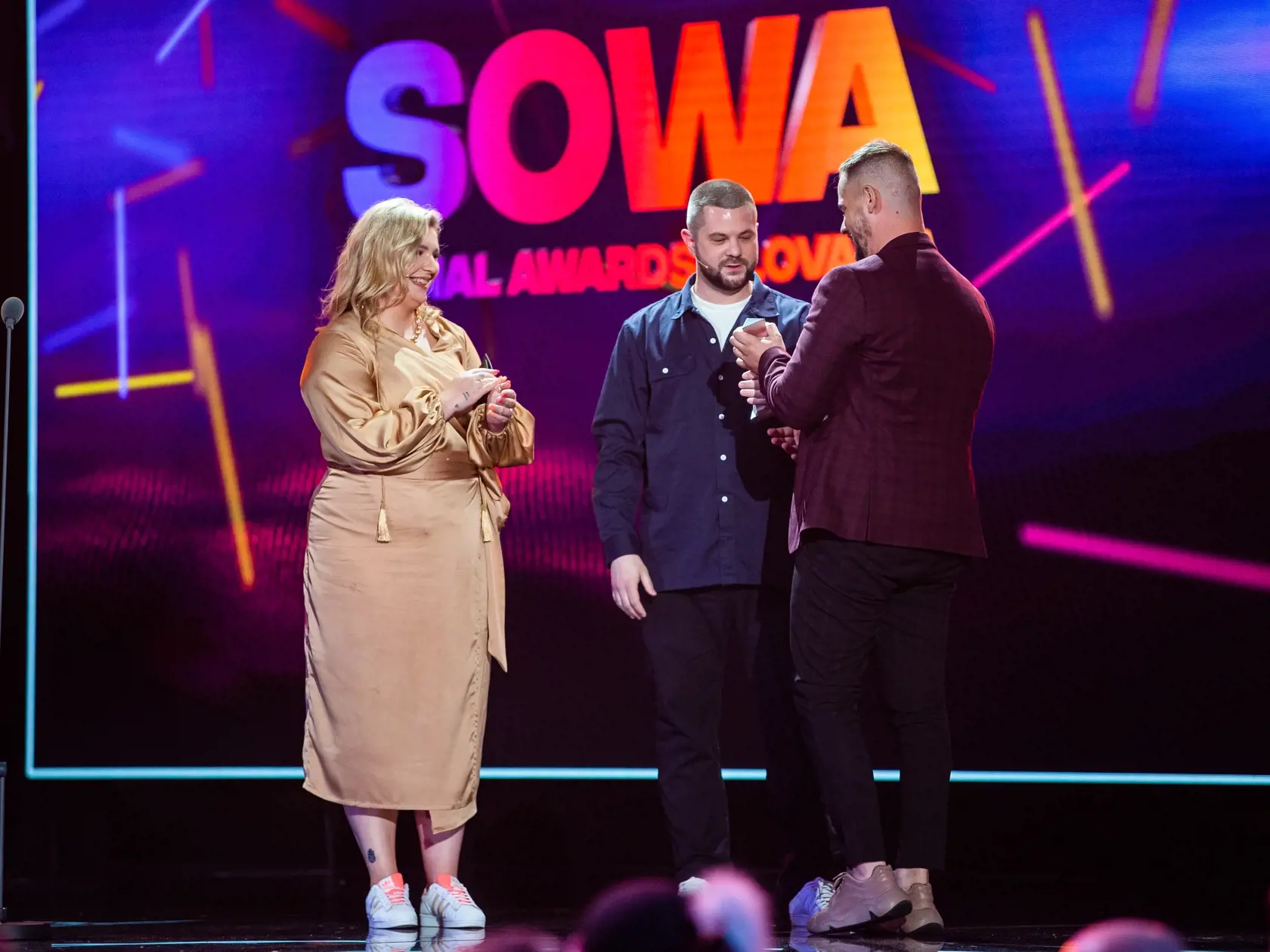 Galavečer Social Awards Slovakia "SOWA" v Bratislave. Na snímke Simona Salátová, Joe Trendy a František Košarišťan.