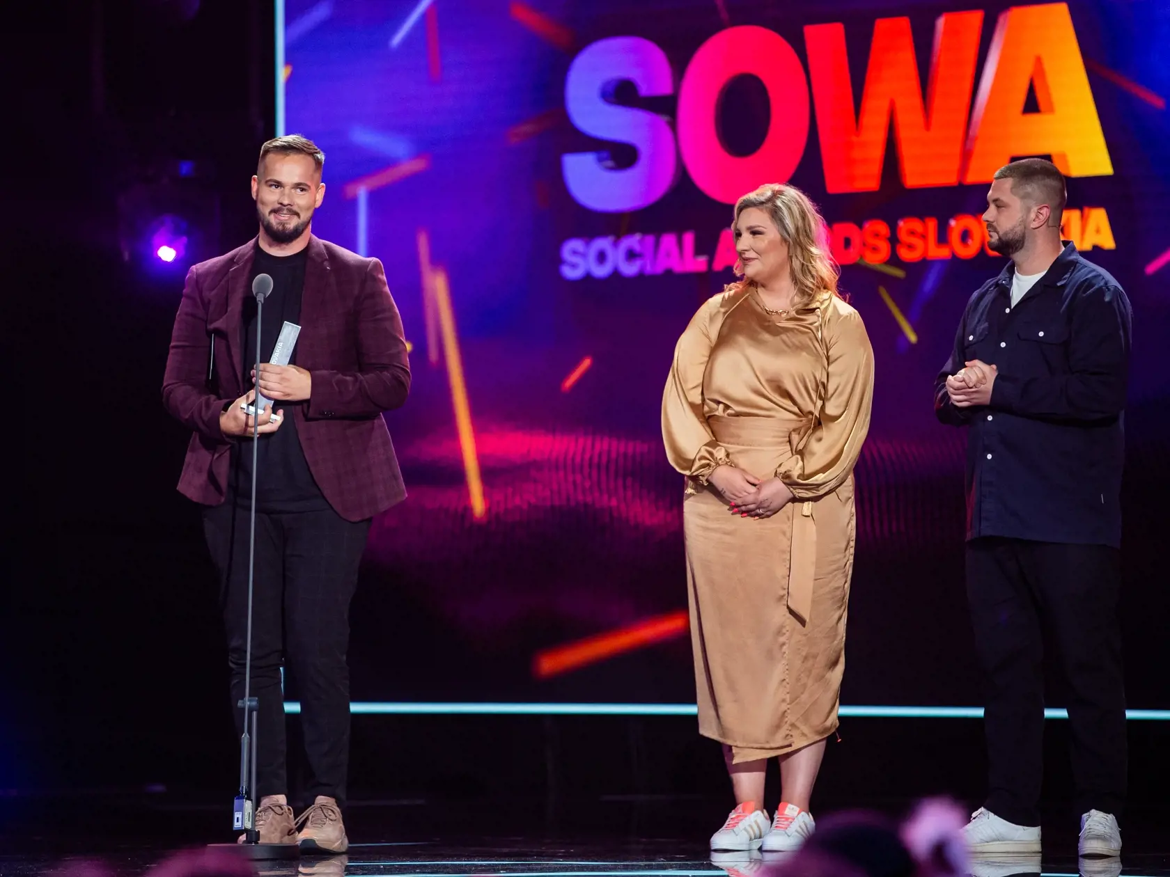 Galavečer Social Awards Slovakia "SOWA" v Bratislave. Na snímke Simona Salátová, Joe Trendy a František Košarišťan.