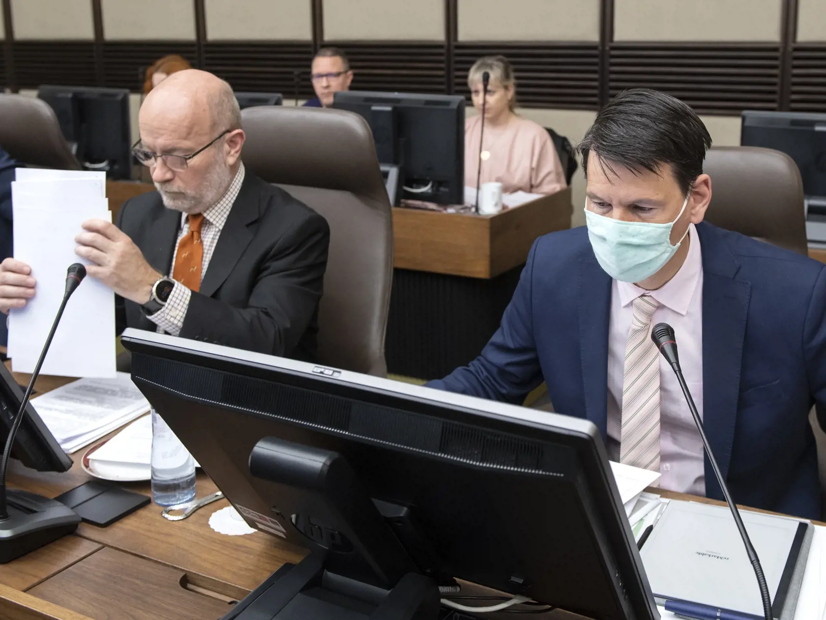 Na snímke vpravo dočasne poverený štátny tajomník ministerstva zdravotníctva SR Michal Palkovič a vľavo dočasne poverený minister zahraničných vecí a európskych záležitostí SR Rastislav Káčer počas 143. schôdze vlády 28. marca 2023 v Bratislave. FOTO TASR - Pavel Neubauer