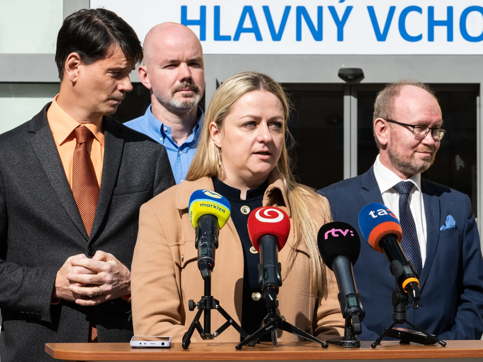 Na snímke zľava štátny tajomník Ministerstva zdravotníctva SR Michal Palkovič, štátna tajomníčka Ministerstva zdravotníctva SR Lenka Dunajová Družkovská a infektológ a prednosta kliniky infektológie a cestovnej medicíny UNLP Košice Pavol Jarčuška počas tlačového brífingu po koordinačnom stretnutí v súvislosti so zvýšeným výskytom Hepatitídy typu A, v Košiciach 26. marca 2023. FOTO TASR - Veronika Mihaliková