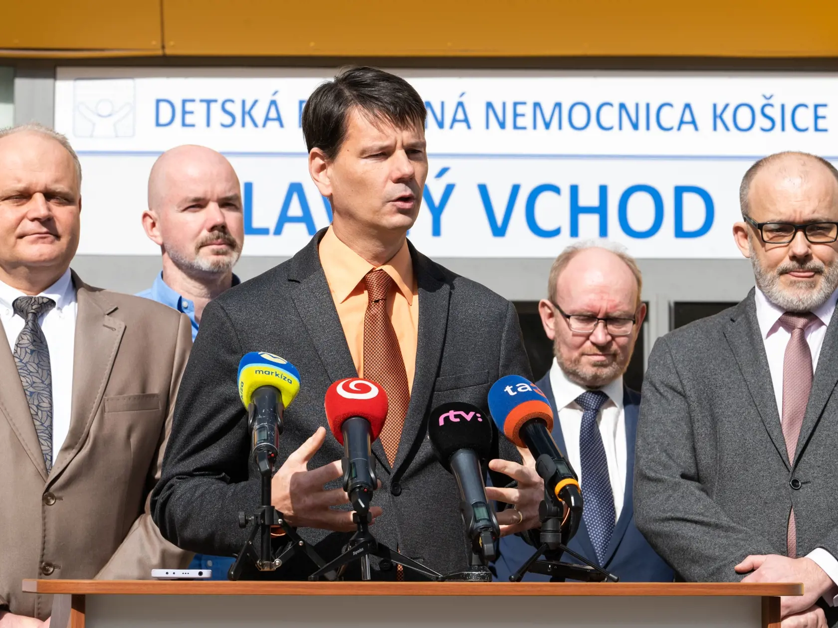 Na snímke uprostred štátny tajomník Ministerstva zdravotníctva SR Michal Palkovič počas tlačového brífingu po koordinačnom stretnutí v súvislosti so zvýšeným výskytom Hepatitídy typu A, v Košiciach 26. marca 2023. FOTO TASR - Veronika Mihaliková