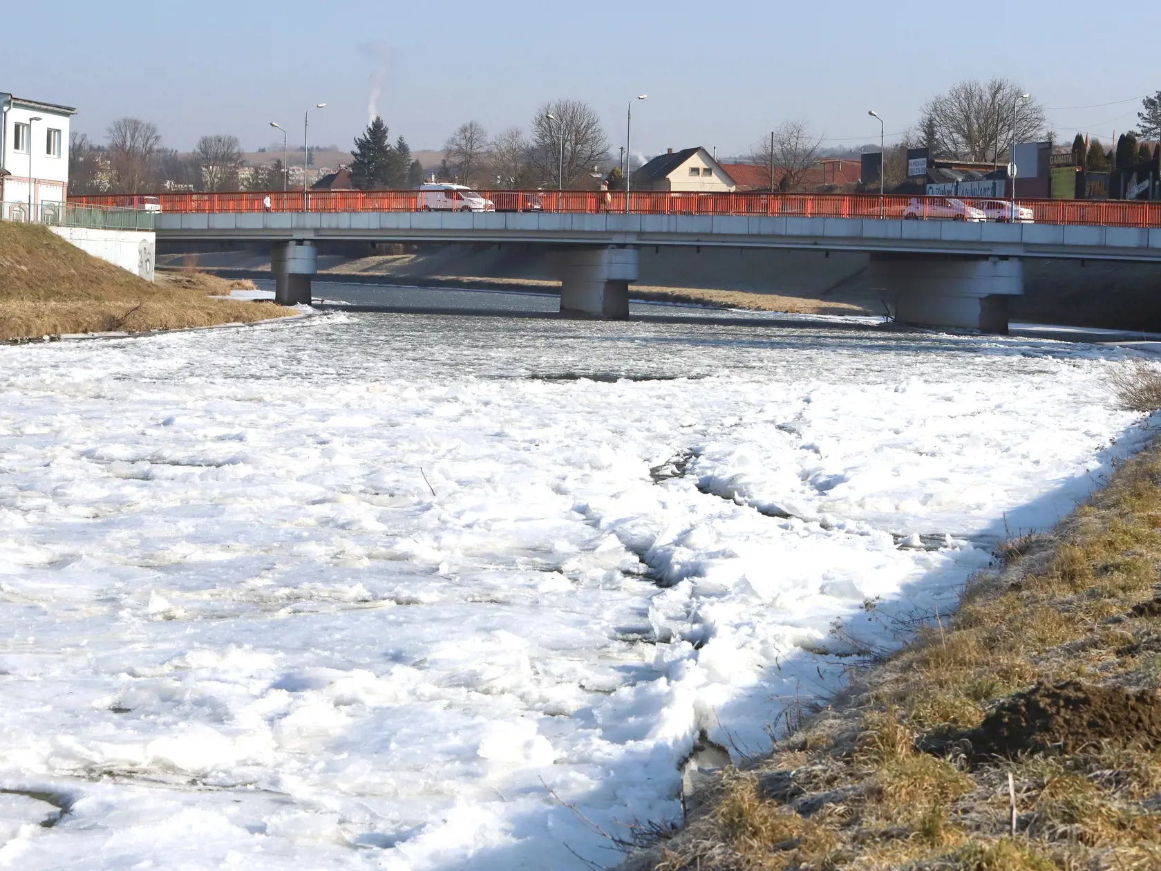 Ľad na rieke Hron vo Zvolene 20. februára 2025. FOTO TASR - Ján Krošlák