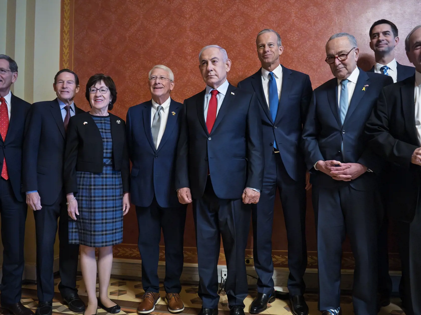 JB 16 Washington - Izraelský premiér Benjamin Netanjahu (uprostred) pózuje s vedúcimi senátormi počas jeho stretnutia s lídrami Kongresu v americkom Kapitole vo Washingtone 6. februára 2025. FOTO TASR/AP

Israeli Prime Minister Benjamin Netanyahu is welcomed by leading senators for meetings at the Capitol in Washington, Thursday, Feb. 6, 2025. From left are Sen. John Barrasso, R-Wyo., Sen. Richard Blumenthal, D-Conn., Sen. Susan Collins, R-Maine, Sen. Roger Wicker, R-Miss., Prime Minister Netanyahu, Senate Majority Leader John Thune, R-S.D., Senate Minority Leader Chuck Schumer, D-N.Y., Sen. Tom Cotton, R-Ark., and Sen. Jim Risch, R-Idaho. (AP Photo/J. Scott Applewhite)