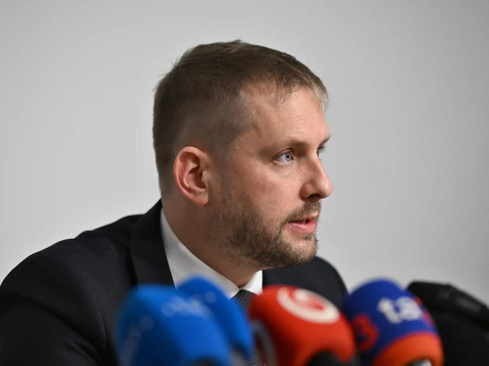 Na snímke minister zdravotníctva SR Kamil Šaško (Hlas-SD) reaguje počas tlačového brífingu po stretnutí so zástupcami zdravotníckeho sektora Trnavského samosprávneho kraja (TTSK) v Trnave v utorok 12. novembra 2024. FOTO TASR - Lukáš Grinaj