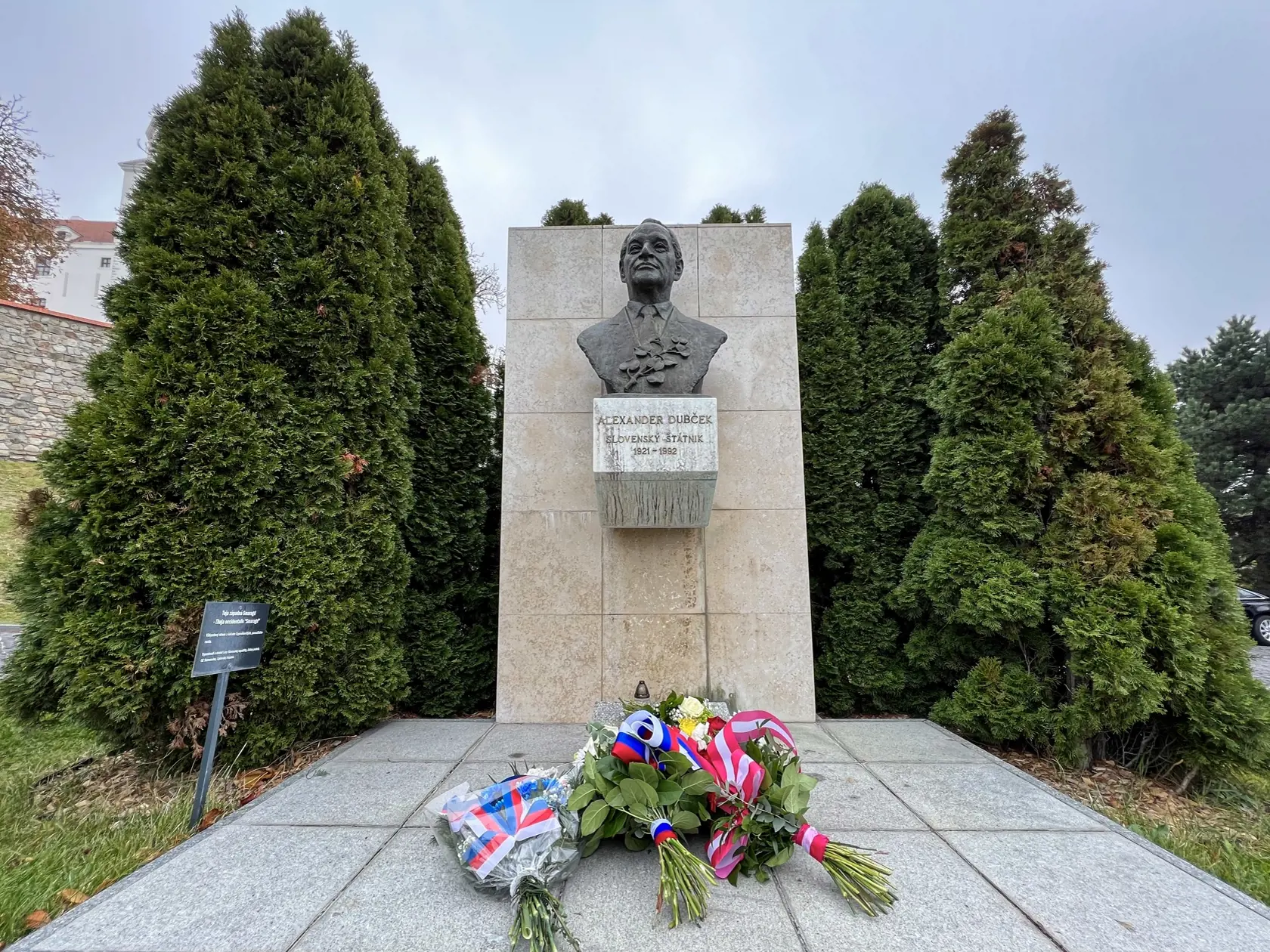 Na snímke pamätník Alexandra Dubčeka počas položenia kvetov v rámci spomienkového podujatia pri príležitosti 100. výročia narodenia Alexandra Dubčeka 11. novembra 2021 v Bratislave. FOTO TASR - Pavol Zachar