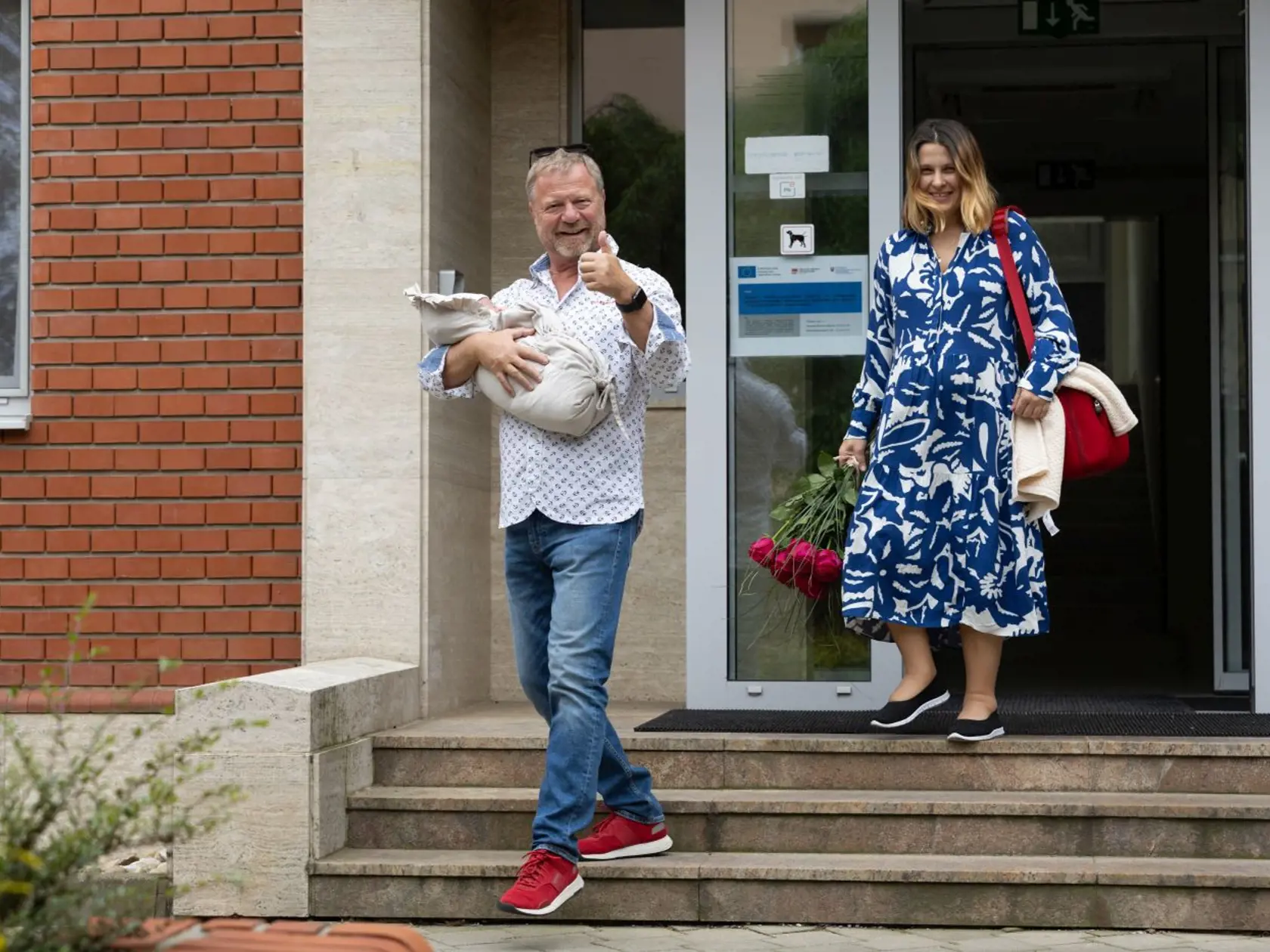 Hrdý štvornásobný otecko Maroš Kramár si z pôrodnice odnáša dcérku Riju. Za ním kráča partnerka Ina.