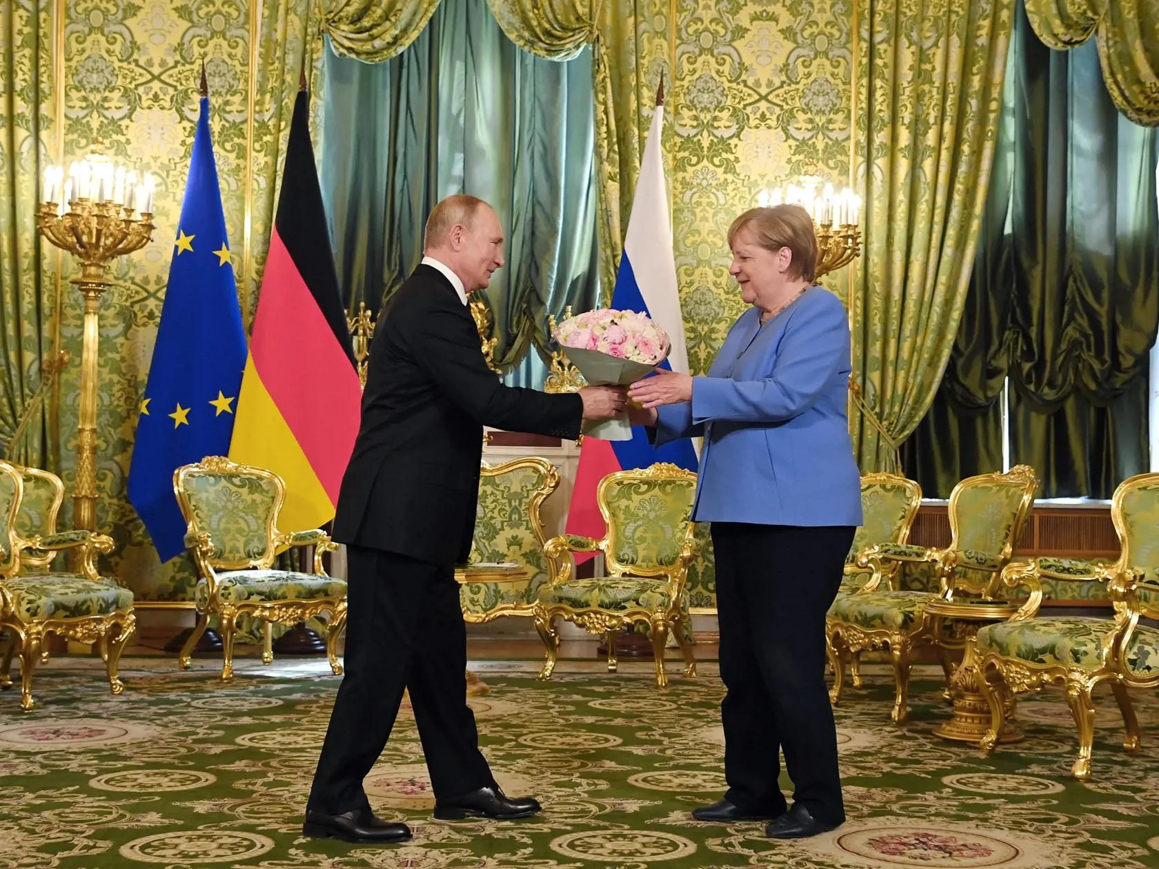 JB 7 Moskva - Ruský prezident Vladimir Putin (vľavo) odovdzdáva kyticu nemeckej kancelárke Angele Merkelovej počas ich stretnutia v Kremli v Moskve 20. augusta 2021. Merkelová pricestovala do Moskvy v deň prvého výročia otravy ruského opozičného politika Alexeja Navaľného. Stredobodom poslednej návštevy Merkelovej v Moskve majú byť Ukrajina, Bielorusko a Afganistan. Angela Merkelová po voľbách v Nemecku (26. septembra) odíde po 16 rokoch z funkcie šéfky spolkovej vlády. FOTO TASR/AP  

Russian P
