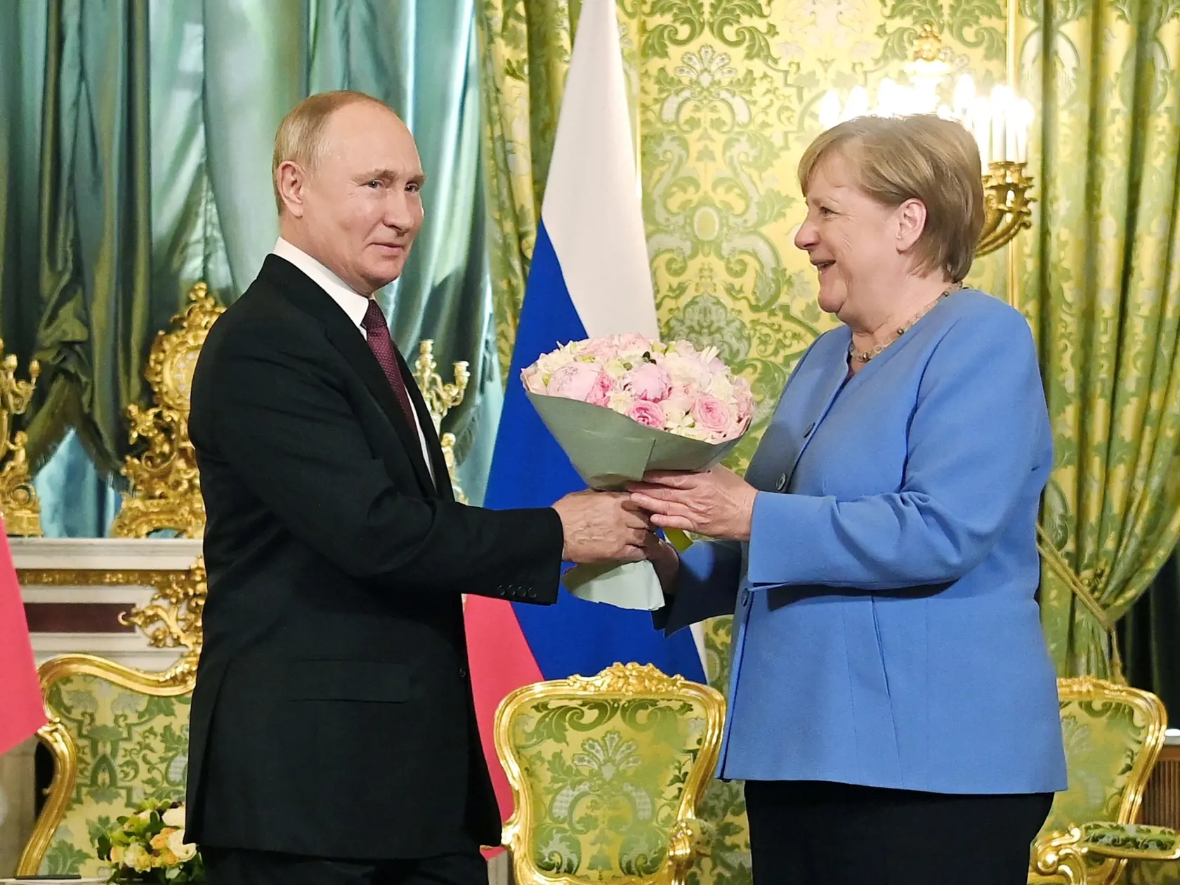 JB 6 Moskva - Ruský prezident Vladimir Putin (vľavo) odovdzdáva kyticu nemeckej kancelárke Angele Merkelovej počas ich stretnutia v Kremli v Moskve 20. augusta 2021. Merkelová pricestovala do Moskvy v deň prvého výročia otravy ruského opozičného politika Alexeja Navaľného. Stredobodom poslednej návštevy Merkelovej v Moskve majú byť Ukrajina, Bielorusko a Afganistan. Angela Merkelová po voľbách v Nemecku (26. septembra) odíde po 16 rokoch z funkcie šéfky spolkovej vlády. FOTO TASR/AP  

Russian P